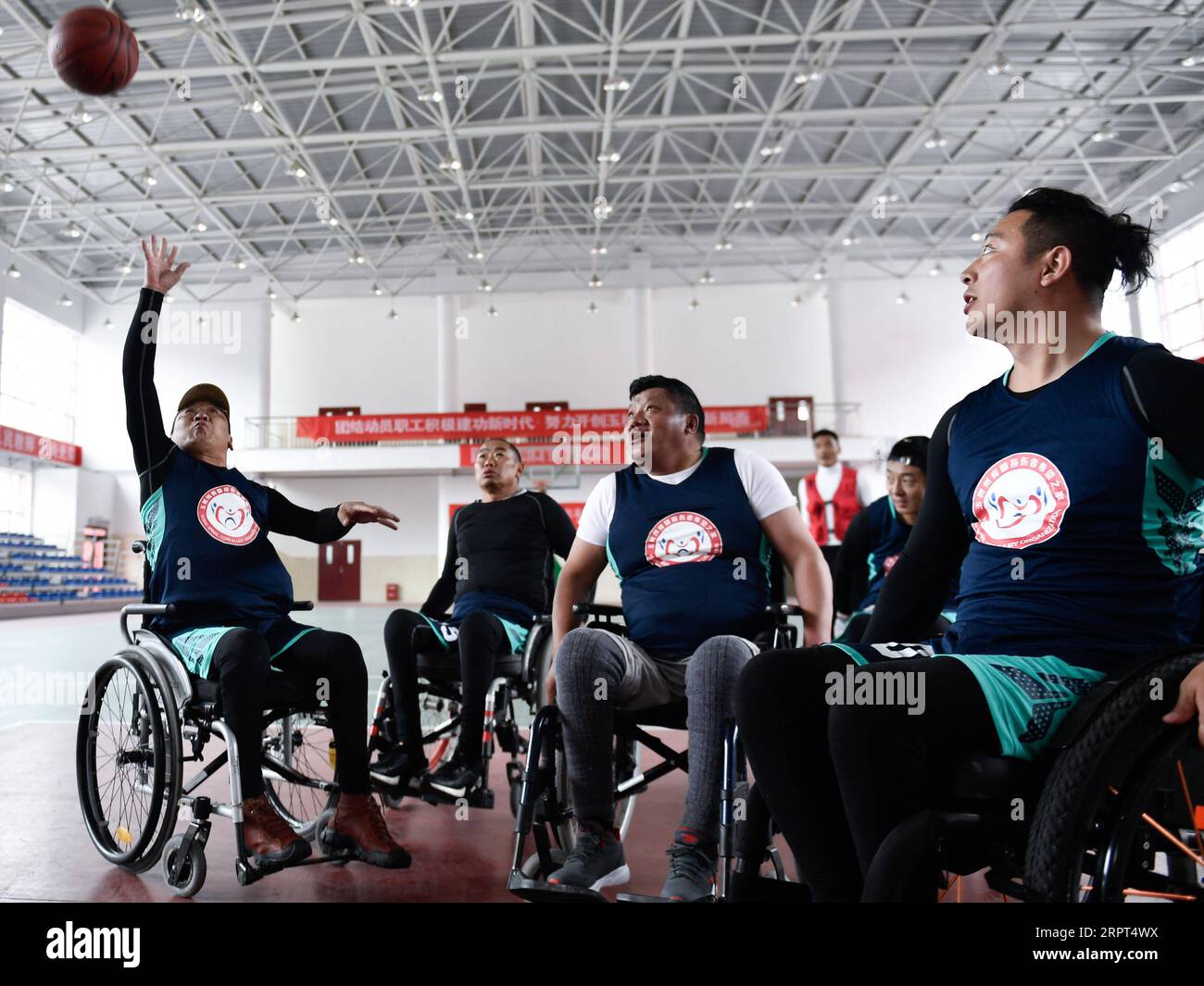 200411 -- YUSHU, 11. April 2020 -- Menschen der Gruppe für gegenseitige Hilfe Yushu Spinal Cord Injury Organization spielen Basketball in der tibetischen Autonomen Präfektur Yushu, Provinz Qinghai im Nordwesten Chinas, 3. April 2020. Kelei Pengcuowangjia, 31, ist der Gründer der Yushu Spinal Cord Injury Organization, einer Gruppe zur gegenseitigen Hilfe für Menschen, die an Rückenmarksverletzungen leiden. Kelei, der sich 2011 bei einem Autounfall eine Rückenmarksverletzung zugezogen hat, kennt die körperlichen und geistigen Schmerzen besser als jeder andere. Dann dachte er sich die Idee aus, mehr Menschen mit Rückenmarksverletzungen in seiner Heimatstadt Yushu Ti zu finden und zu helfen Stockfoto