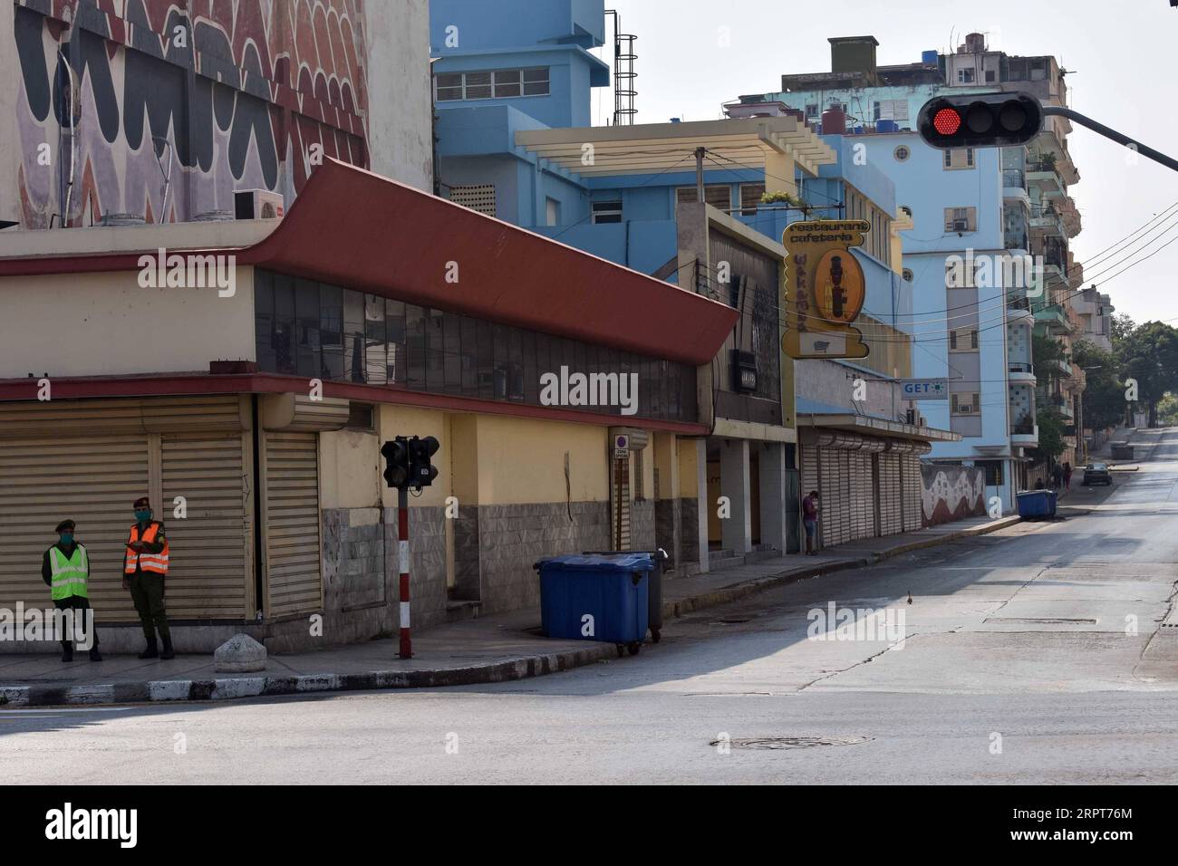 Coronavirus, Eindrücke aus Havanna, Kuba 200412 -- HAVANNA, 12. April 2020 -- Offiziere mit Masken patrouillieren auf der Straße in Havanna, Kuba, 11. April 2020. Die kubanische Regierung begann, den öffentlichen Verkehr seit Samstag als Präventivmaßnahme gegen COVID-19 auszusetzen. Kuba hat Maßnahmen wie die Schließung der Grenzen, die Aussetzung des interprovinziellen Verkehrs und die Schließung von Schulen ergriffen, um die Ausbreitung der Epidemie einzudämmen. KUBA-HAVANNA-COVID-19 ZhuxWanjun PUBLICATIONxNOTxINxCHN Stockfoto