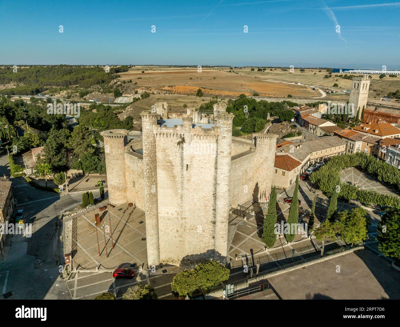 Aus der Vogelperspektive auf Torija mittelalterliche feudale Burg in der Provinz Guadalajara Spanien gebaut von den Tempelrittern. Rechteckige Struktur mit 3 runden Türmen Stockfoto