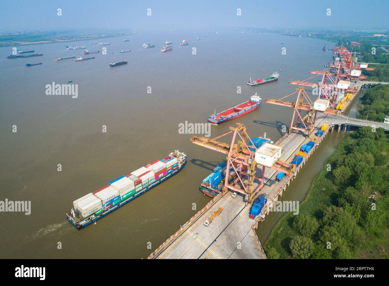200412 -- WUHAN, 12. April 2020 -- Foto vom 12. April 2020 zeigt einen Blick auf den Yangluo-Hafen in Wuhan, der zentralchinesischen Provinz Hubei. Wuhan, die Megastadt in Zentralchina, hob nach fast 11 Wochen Lockdown die Beschränkungen für die Ausreise ab dem 8. April auf, um die Ausbreitung von COVID-19 einzudämmen. Die aufgrund der COVID-19-Pandemie in den Häfen angesammelten Ladungen werden ebenfalls abtransportiert, seit die Wasserhäfen in Wuhan ihren Betrieb wieder aufgenommen haben. CHINA-HUBEI-WUHAN-SHIPPING CN XiaoxYijiu PUBLICATIONxNOTxINxCHN Stockfoto