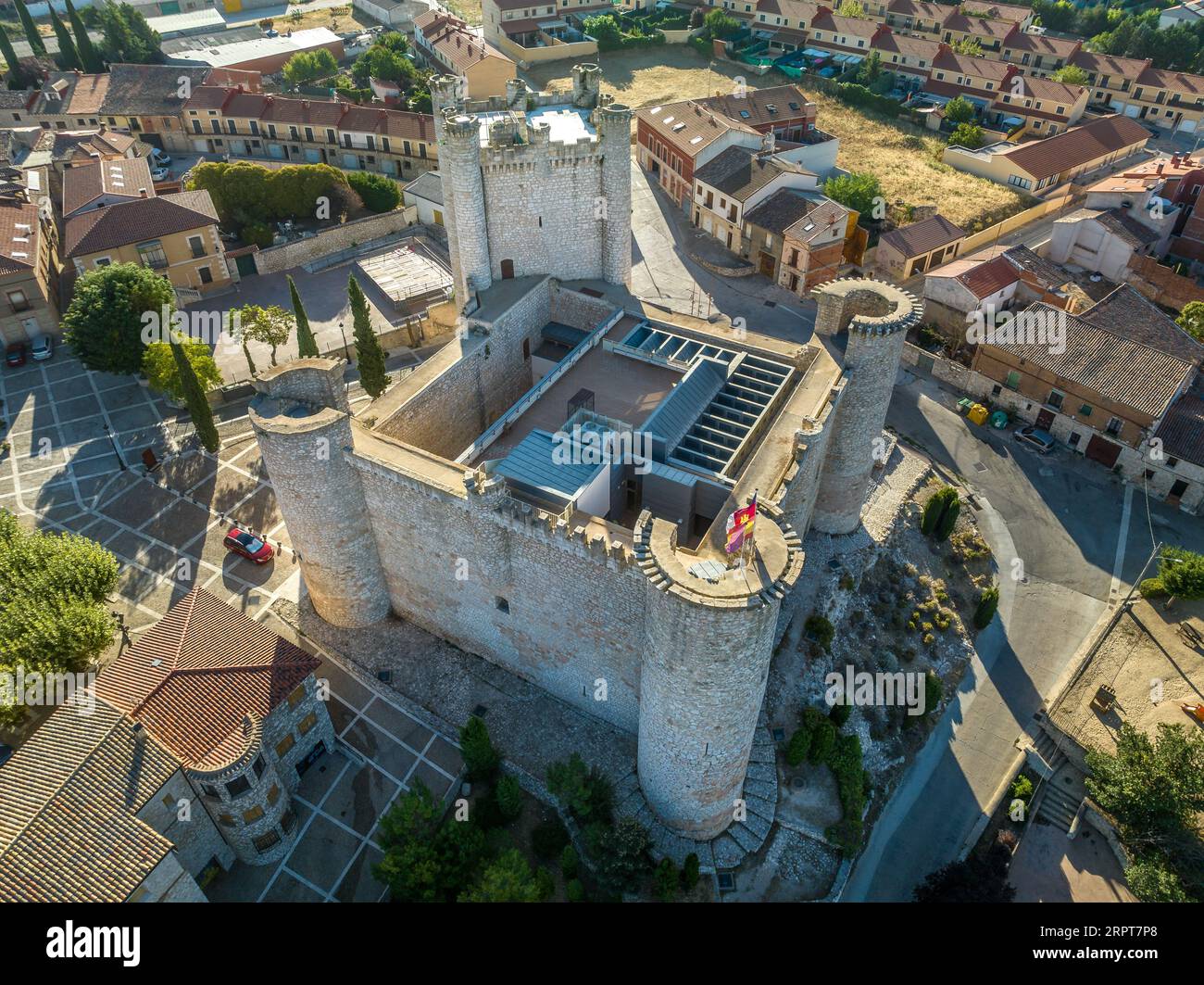 Aus der Vogelperspektive auf Torija mittelalterliche feudale Burg in der Provinz Guadalajara Spanien gebaut von den Tempelrittern. Rechteckige Struktur mit 3 runden Türmen Stockfoto