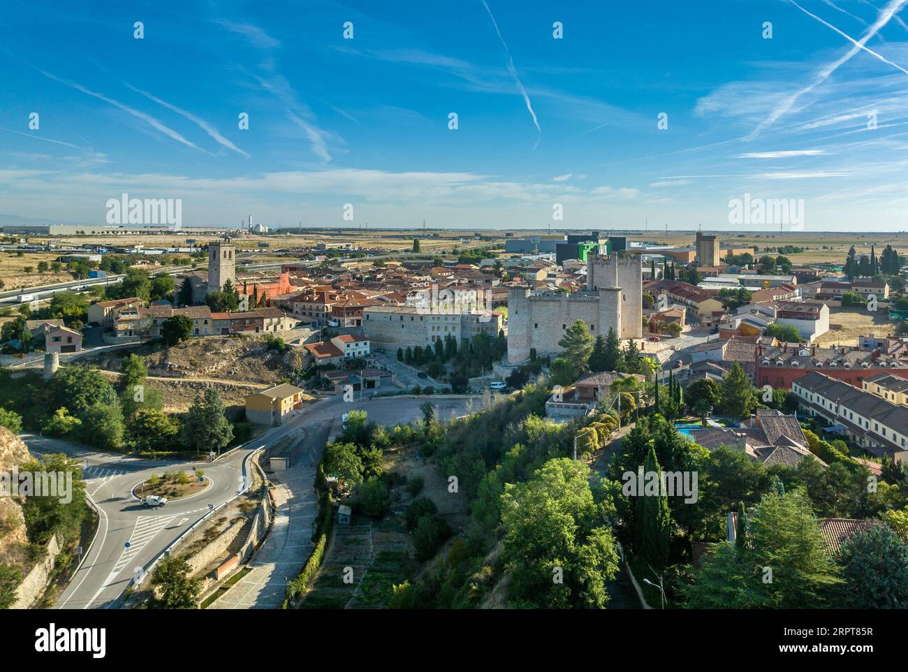 Aus der Vogelperspektive auf Torija mittelalterliche feudale Burg in der Provinz Guadalajara Spanien gebaut von den Tempelrittern. Rechteckige Struktur mit 3 runden Türmen Stockfoto