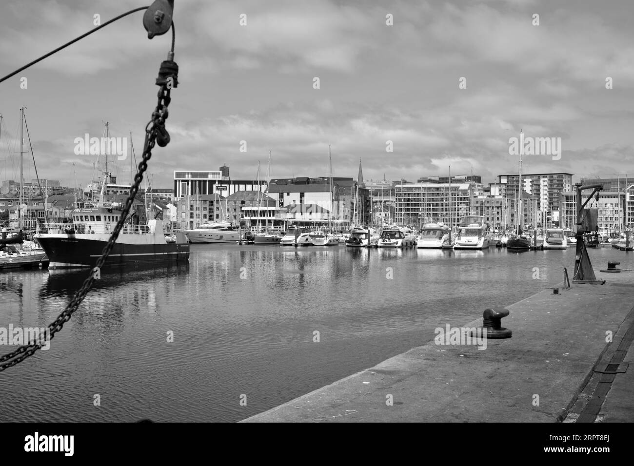 Schwarz-weiß-Foto der Yachten und Motorboote im Hafen von Sutton, aufgenommen von Plymouth Fisheries. Stockfoto