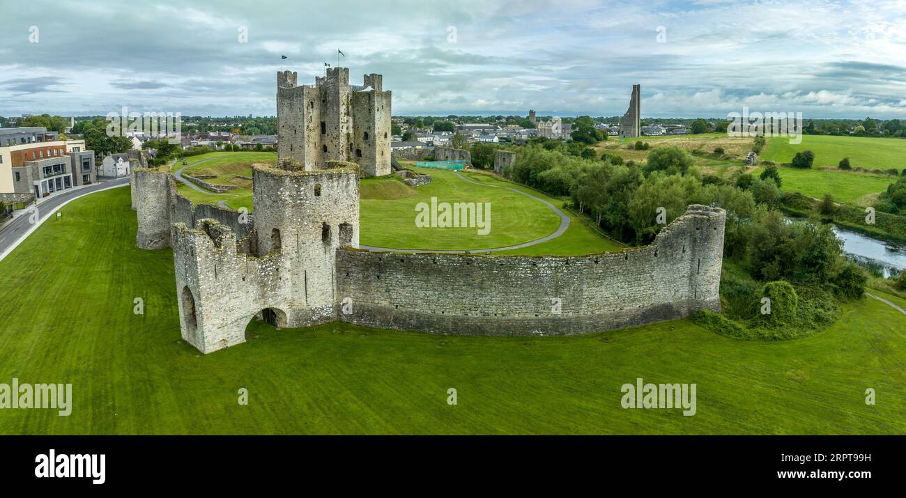 Blick aus der Vogelperspektive auf Trim Castle beliebter Drehort für mittelalterliche Filme Norman Keep mit umschließenden Mauern am Fluss Boyne im County Meath Irland Stockfoto