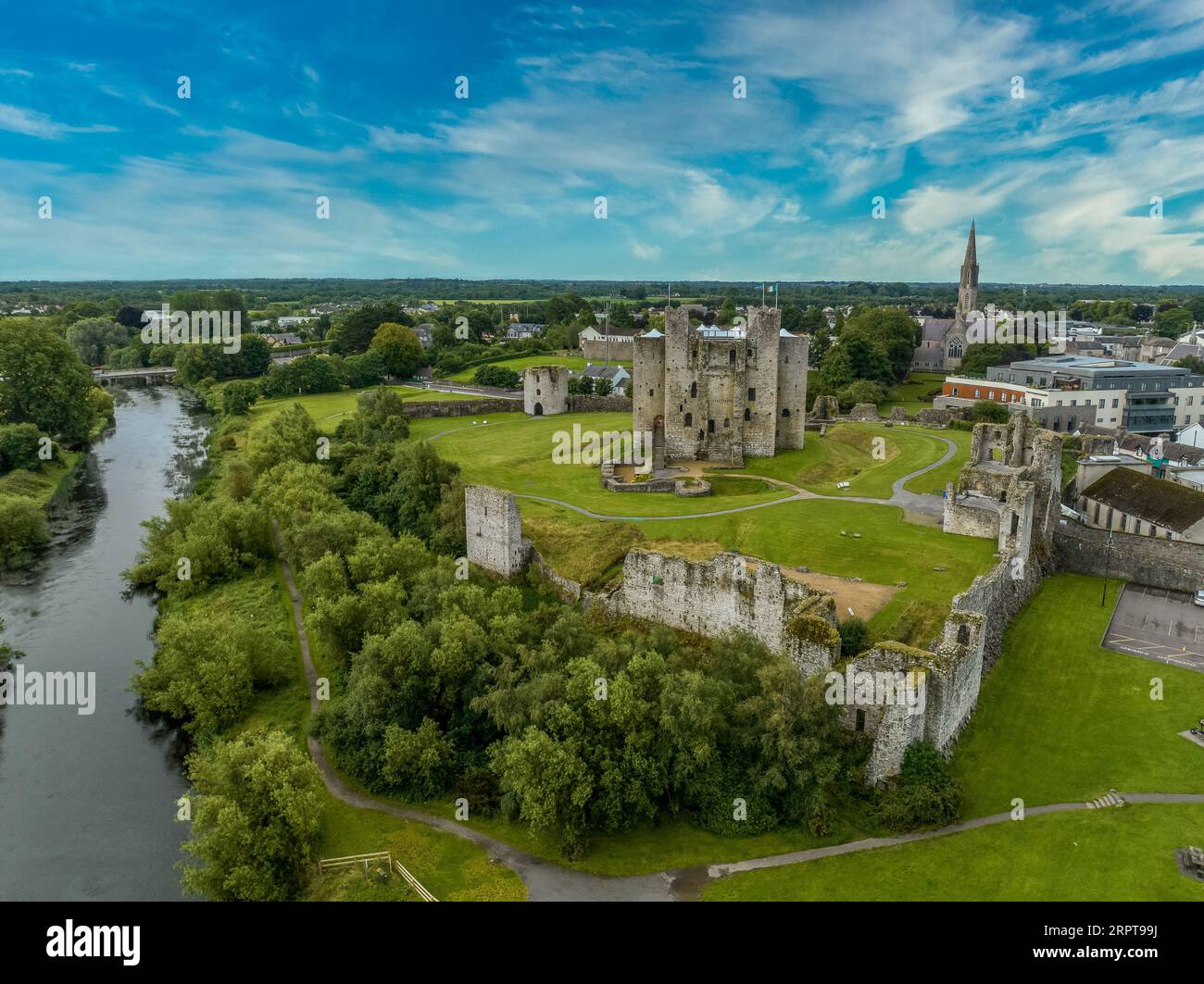 Blick aus der Vogelperspektive auf Trim Castle beliebter Drehort für mittelalterliche Filme Norman Keep mit umschließenden Mauern am Fluss Boyne im County Meath Irland Stockfoto