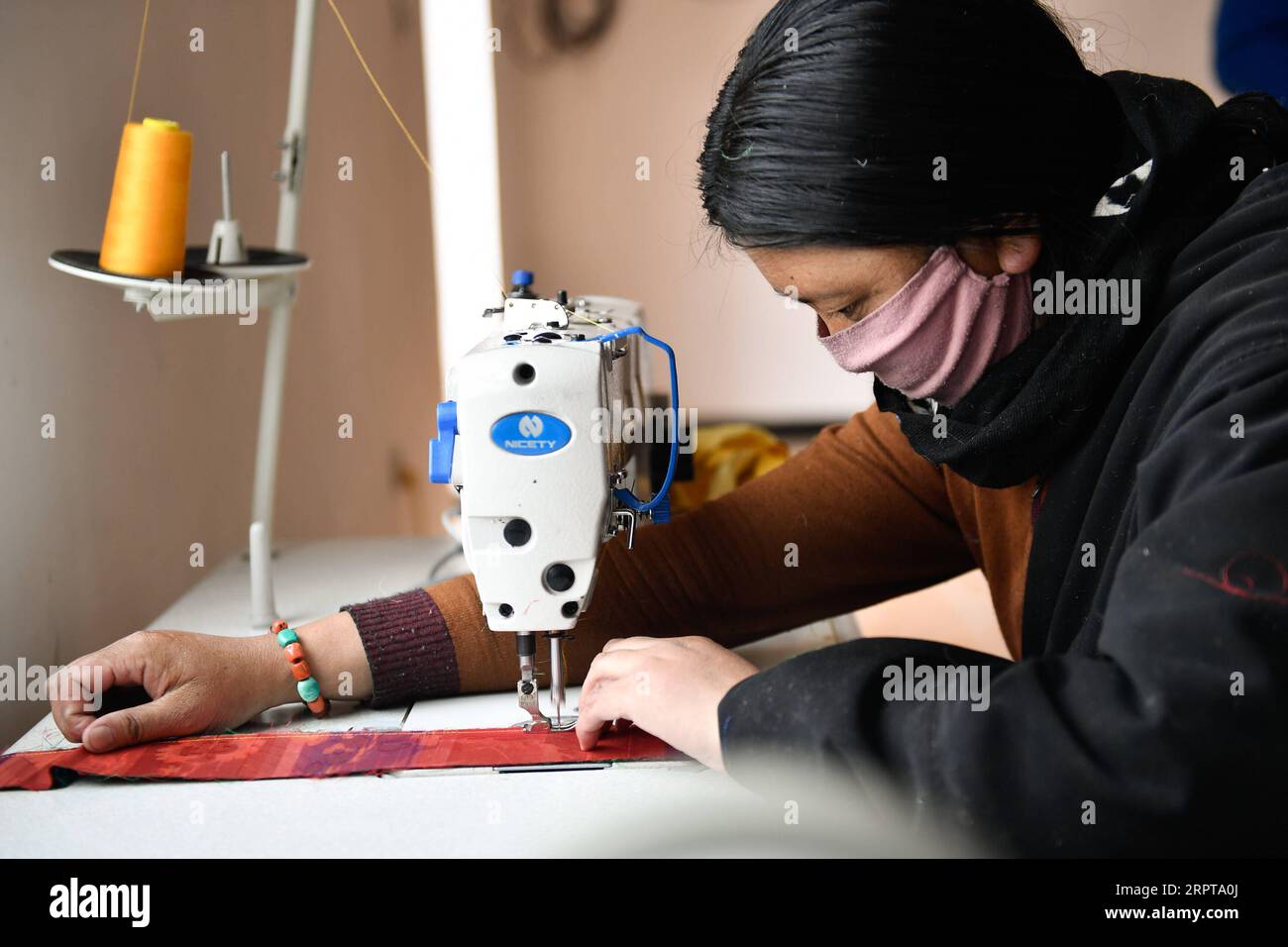 200413 -- XINING, 13. April 2020 -- Eine lokale Frau näht Stoffornamente in einer Werkstatt in der tibetischen Autonomen Präfektur Yushu, nordwestchinesische Provinz Qinghai, 3. April 2020. Xinhua Schlagzeilen: Zehn Jahre nach dem Beben erhebt sich Chinas Hochlandstadt aus Asche ZhangxLong PUBLICATIONxNOTxINxCHN Stockfoto