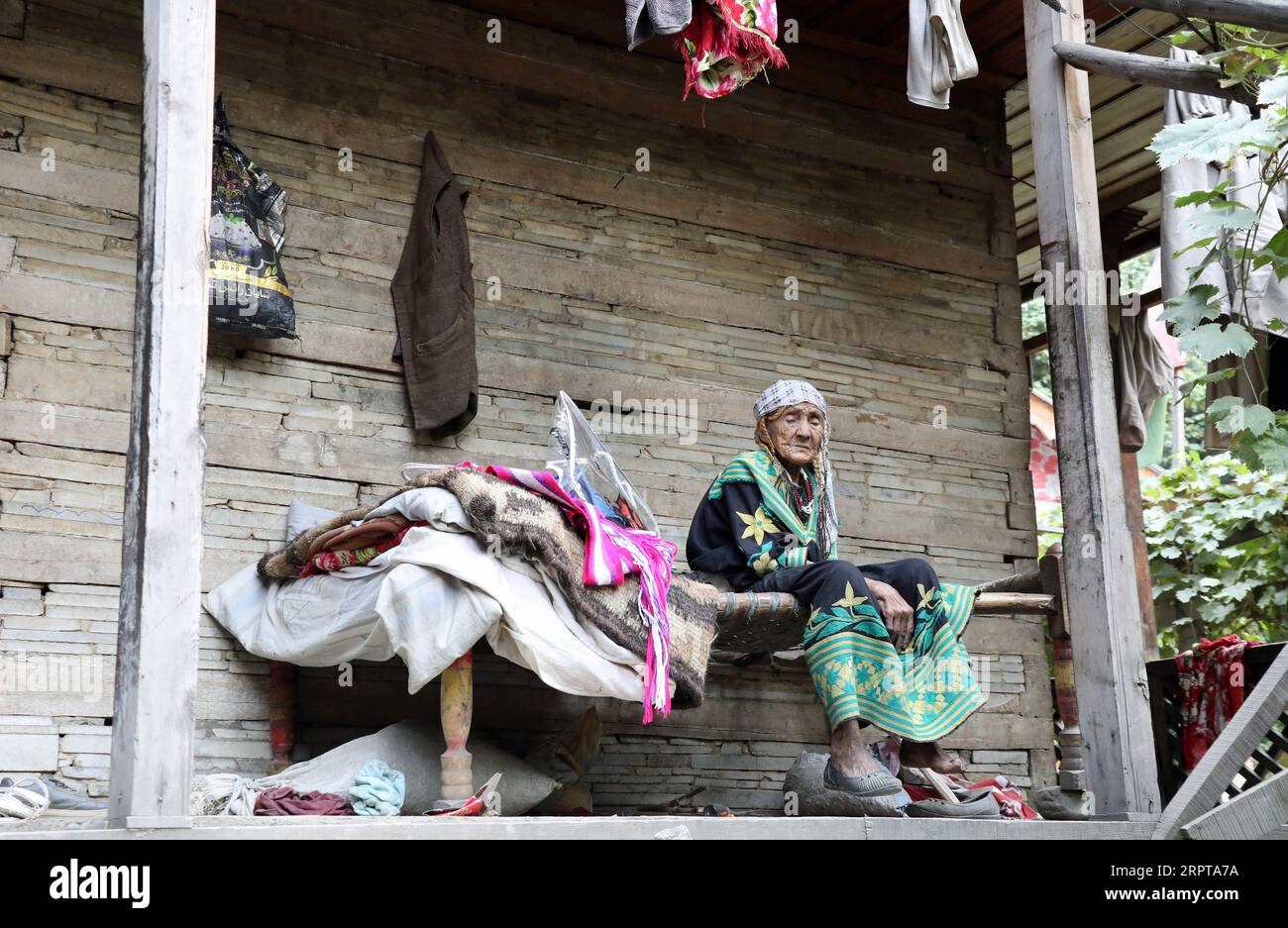Ältere Kalash-Frau im Dorf Balanguru im Norden Pakistans Stockfoto
