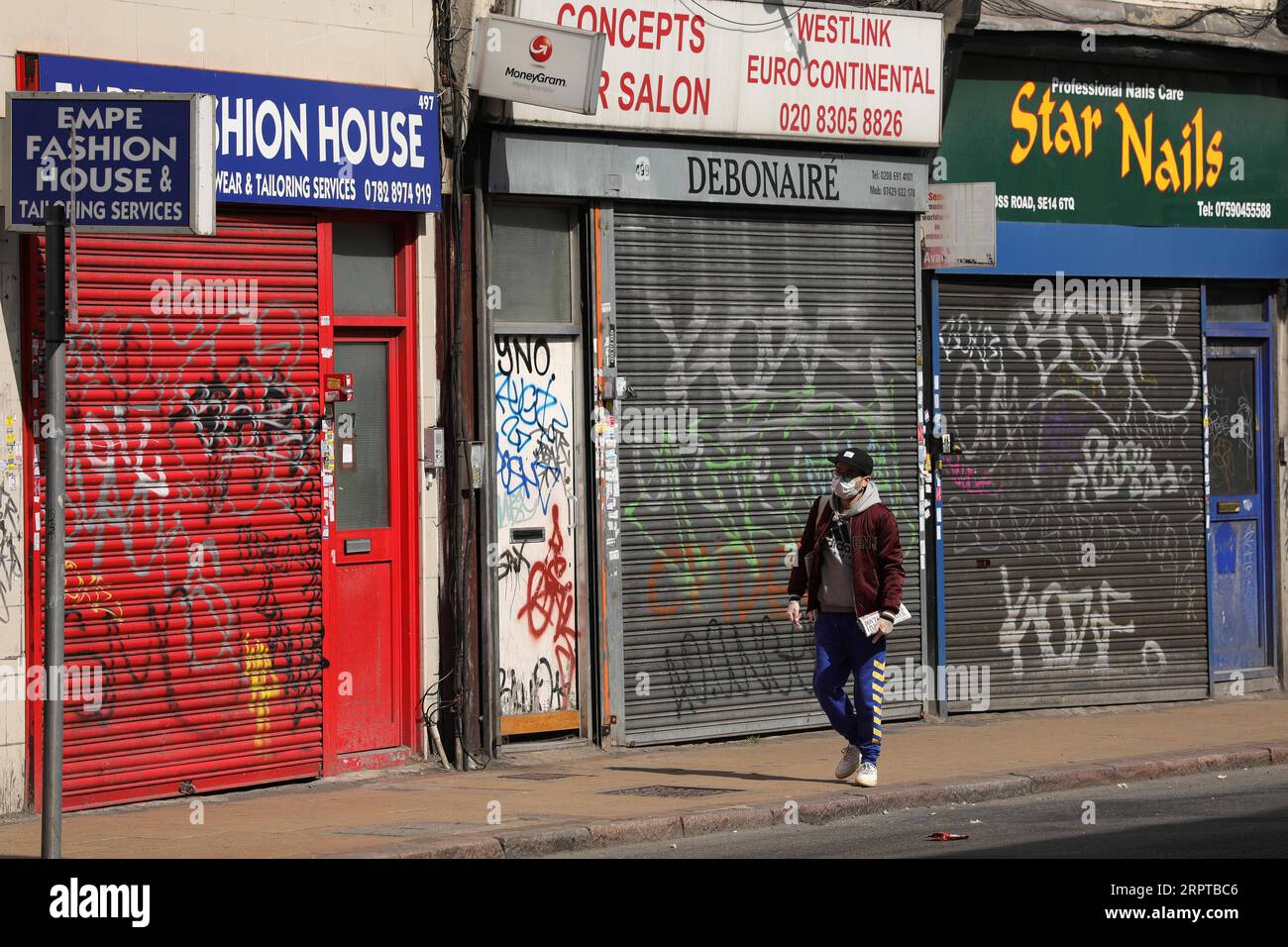 200413 -- LONDON, 13. April 2020 Xinhua -- Foto aufgenommen am 13. April 2020 zeigt einen allgemeinen Blick auf geschlossene Geschäftsräume an der New Cross Road in London, Großbritannien. Das Bruttoinlandsprodukt Großbritanniens könnte im zweiten Quartal unter der COVID-19-Pandemie um 25 bis 30 Prozent sinken, sagte der britische Finanzminister Rishi Sunak am Wochenende, laut lokalen Medienberichten. Foto von Tim Ireland/Xinhua BRITAIN-LONDON-COVID-19-ECONOMY PUBLICATIONxNOTxINxCHN Stockfoto