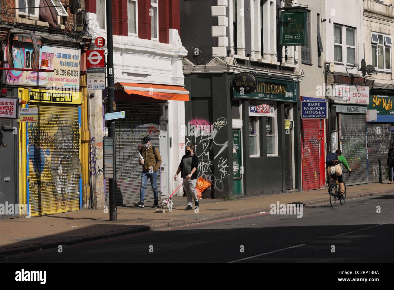 200413 -- LONDON, 13. April 2020 Xinhua -- Foto aufgenommen am 13. April 2020 zeigt einen allgemeinen Blick auf geschlossene Geschäftsräume an der New Cross Road in London, Großbritannien. Das Bruttoinlandsprodukt Großbritanniens könnte im zweiten Quartal unter der COVID-19-Pandemie um 25 bis 30 Prozent sinken, sagte der britische Finanzminister Rishi Sunak am Wochenende, laut lokalen Medienberichten. Foto von Tim Ireland/Xinhua BRITAIN-LONDON-COVID-19-ECONOMY PUBLICATIONxNOTxINxCHN Stockfoto