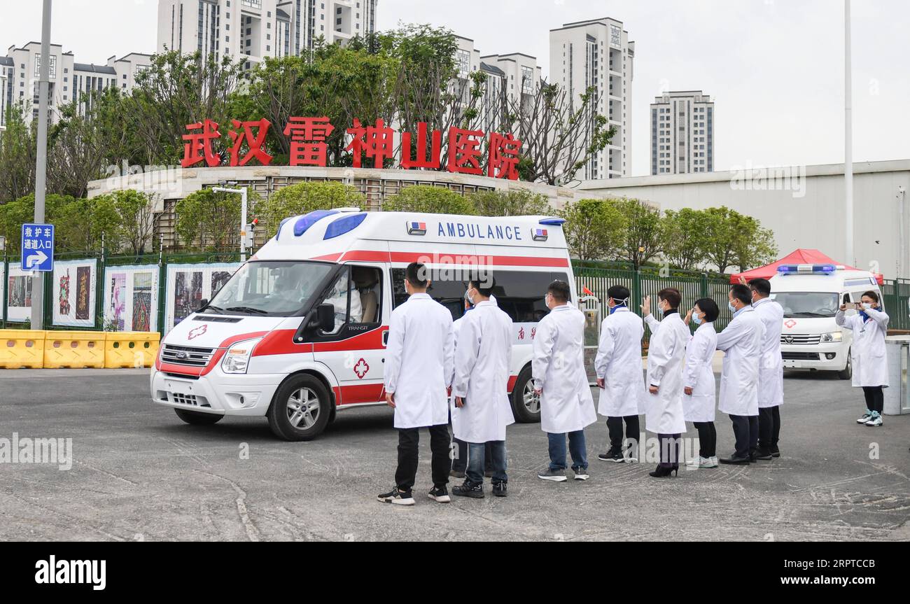 200414 -- WUHAN, 14. April 2020 -- Krankenwagen, die die letzte Charge von COVID-19-Patienten in andere Krankenhäuser übertragen, verlassen Leishenshan Thunder God Mountain Hospital in Wuhan, zentralchinesische Provinz Hubei, 14. April 2020. CHINA-WUHAN-COVID-19-LEISHENSHAN KRANKENHAUS-PATIENTEN-TRANSFER CN CHENGXMIN PUBLICATIONXNOTXINXCHN Stockfoto