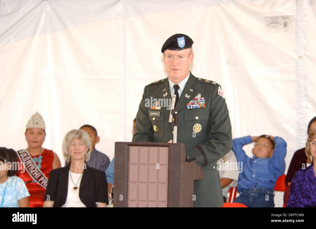 Oberst Joseph Schroedel, Befehlshaber des U.S. Army Corps of Engineers der South Pacific Division, sprach bei Widmungszeremonien an der neu eröffneten Baca/DLO'ay Azhi Community School in Prewitt, New Mexico, einer vom Bureau of Indian Affairs betriebenen Schule, die Prewitt und Thoreau auf der Navajo Nation Reservation betreut Stockfoto