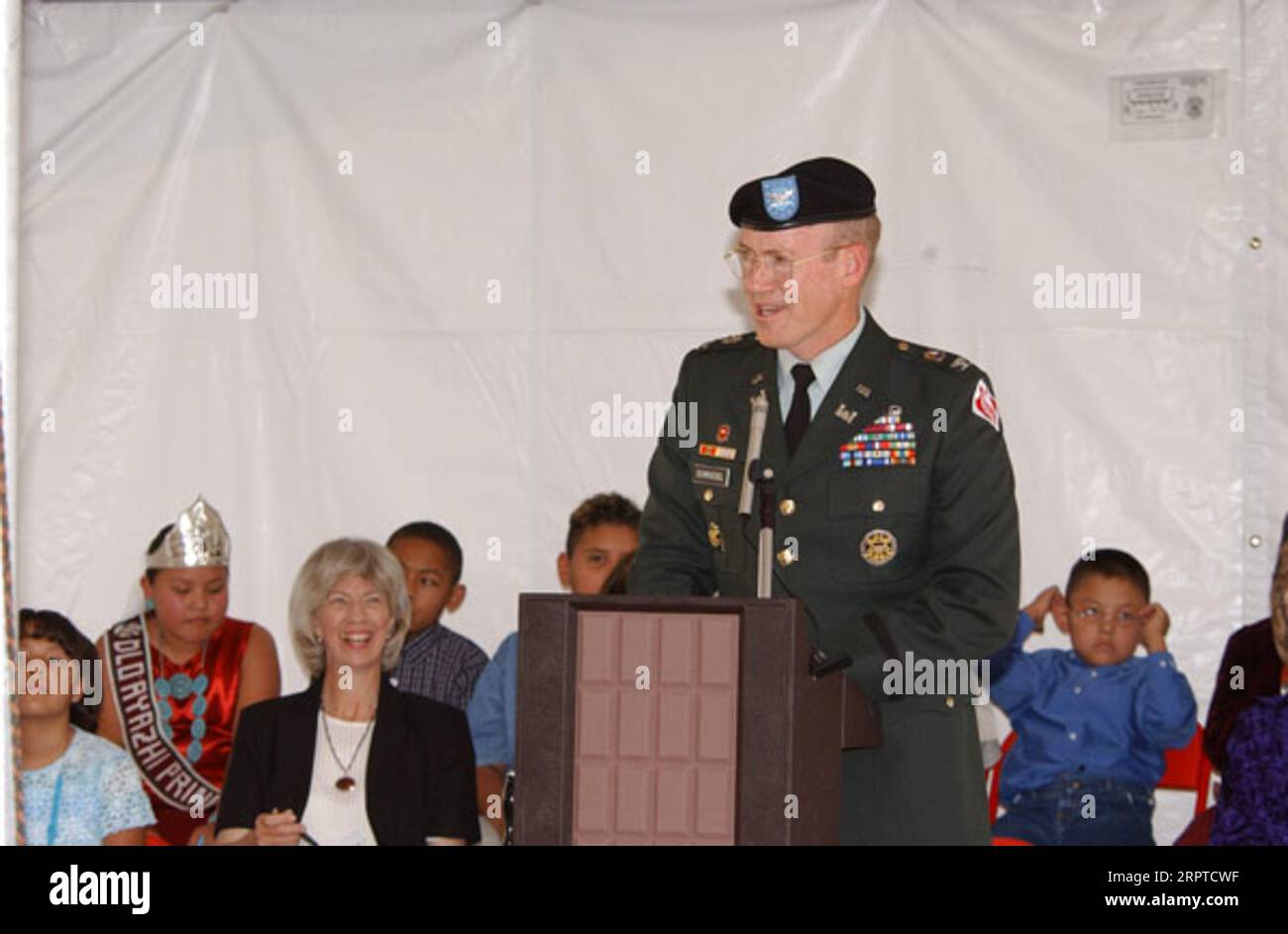 Oberst Joseph Schroedel, Befehlshaber des U.S. Army Corps of Engineers der South Pacific Division, sprach bei Widmungszeremonien an der neu eröffneten Baca/DLO'ay Azhi Community School in Prewitt, New Mexico, einer vom Bureau of Indian Affairs betriebenen Schule, die Prewitt und Thoreau auf der Navajo Nation Reservation betreut Stockfoto