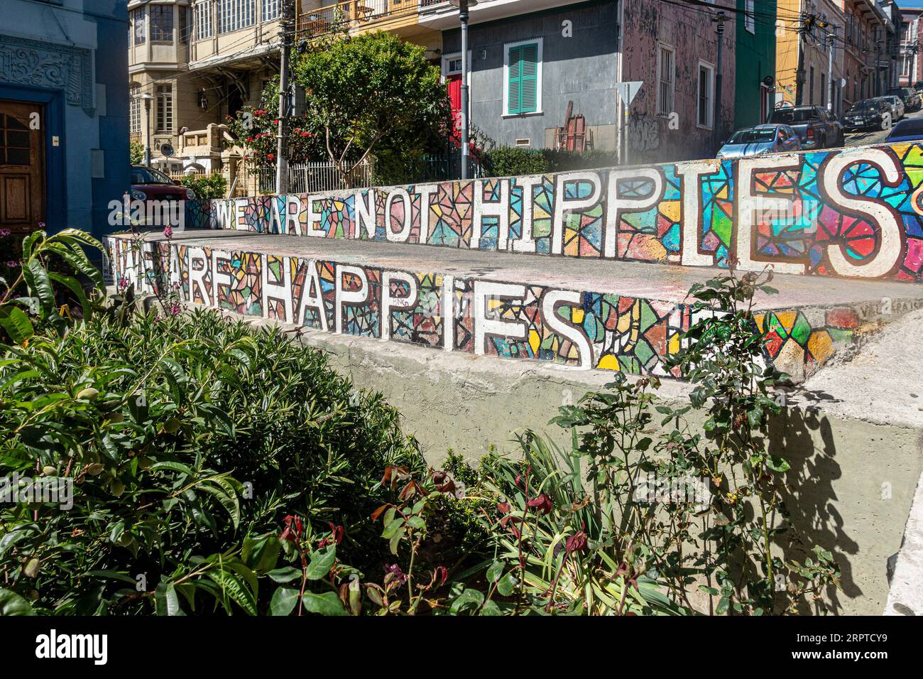 „We are not Hippies, we are Happies“ – ikonische Street Art von Art+Believe, 2014, die von den Einheimischen nach dem Zerfall im Jahr 2017 restauriert wurde. Templer, Valparaiso c Stockfoto