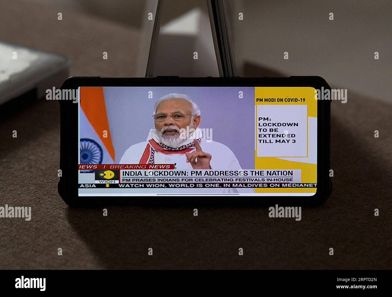 200414 -- NEU DELHI, 14. April 2020 -- Ein Filmmaterial auf einem Mobiltelefon zeigt den indischen Premierminister Narendra Modi in einer Fernsehrede in Neu-Delhi, Indien, am 14. April 2020. Modi verlängerte am Dienstag die landesweite Lockdown-Regelung bis zum 3. Mai im Zuge der COVID-19-Pandemie. INDIEN-NEU DELHI-COVID-19-LOCKDOWN-ERWEITERUNG JAVEDXDAR PUBLICATIONXNOTXINXCHN Stockfoto