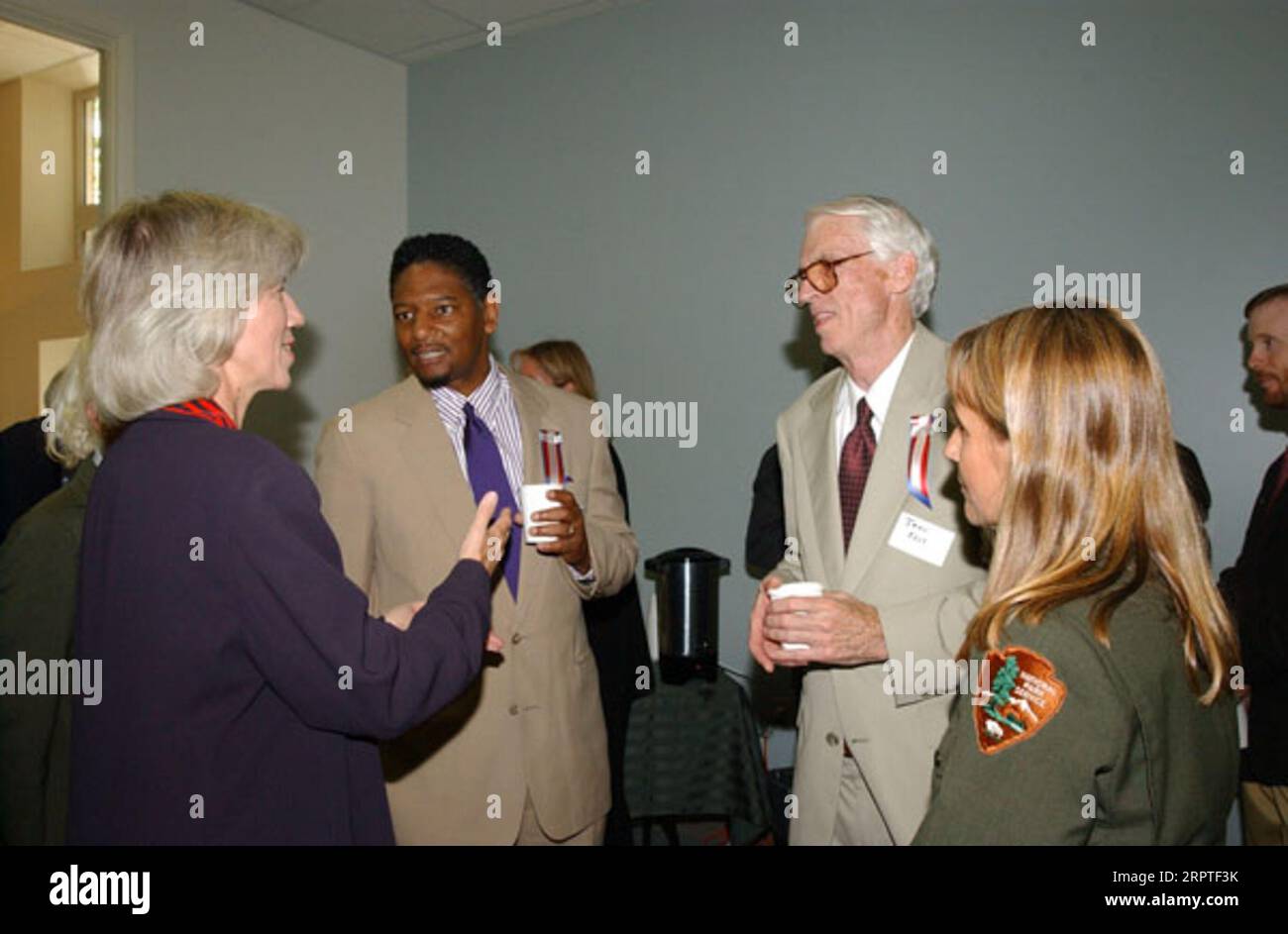 Sekretär Gale Norton, vorne links, bei der Versammlung der Teilnehmer an der Vereidigung für die Mitglieder der Flight 93 National Memorial Federal Advisory Commission. Das Treffen fand im kleinen Besucherzentrum der temporären Gedenkstätte in der Nähe von Shanksville, Pennsylvania, statt, um die Passagiere und die Besatzung des am 11. September 2001 entführten Flugzeugs zu ehren Stockfoto