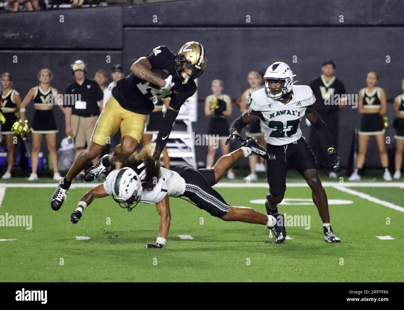 26. August 2023 - der Vanderbilt Commodores Wide Receiver will Sheppard #14 wird von Hawaii Rainbow Warriors Defensive Back Peter Manuma #1 während eines Spiels zwischen den Vanderbilt Commodores und den Hawaii Rainbow Warriors im FirstBank Stadium in Nashville, TN, geschlagen - Michael Sullivan/CSM Stockfoto