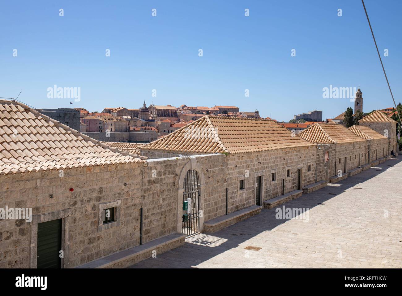 200415 -- DUBROVNIK KROATIEN, 15. April 2020 -- Foto aufgenommen am 15. April 2020 zeigt den Lazzarettos Komplex, eine mittelalterliche Quarantäneeinrichtung, die im 16. Jahrhundert erbaut wurde und derzeit ein Ort der Erholung, des Handels und der Unterhaltung in Dubrovnik, Kroatien. Der kroatische Innenminister davor Bozinovic sagte am Mittwoch, dass Kroatien die COVID-19-Lockdown verlängern werde, die am Sonntag ausläuft. Nach den jüngsten Zahlen, die am Mittwochnachmittag auf dem täglichen Pressebriefing zur Epidemie vorgelegt wurden, gibt es derzeit 1.741 COVID-19-Fälle in Kroatien. Bis jetzt sind 33 Menschen an der Krankheit gestorben, wog Stockfoto