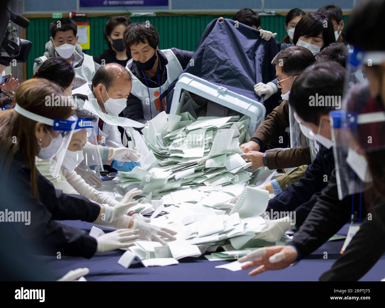 200416 -- PEKING, 16. April 2020 Xinhua -- Mitarbeiter zählen Stimmzettel in einer Wahlzählstation in Seoul, Südkorea, 15. April 2020. Südkoreanische Wähler gingen zu den Wahlen für die Parlamentswahlen am Mittwoch während des COVID-19-Ausbruchs, nach Angaben der Nationalen Wahlkommission. Die Wahl für 300 Mitglieder der Nationalversammlung, die ab 6 Uhr Ortszeit begann, dauerte 12 Stunden an 14.330 Wahllokalen im ganzen Land. Foto von Lee Sang-ho/Xinhua XINHUA FOTOS DES TAGES PUBLICATIONxNOTxINxCHN Stockfoto