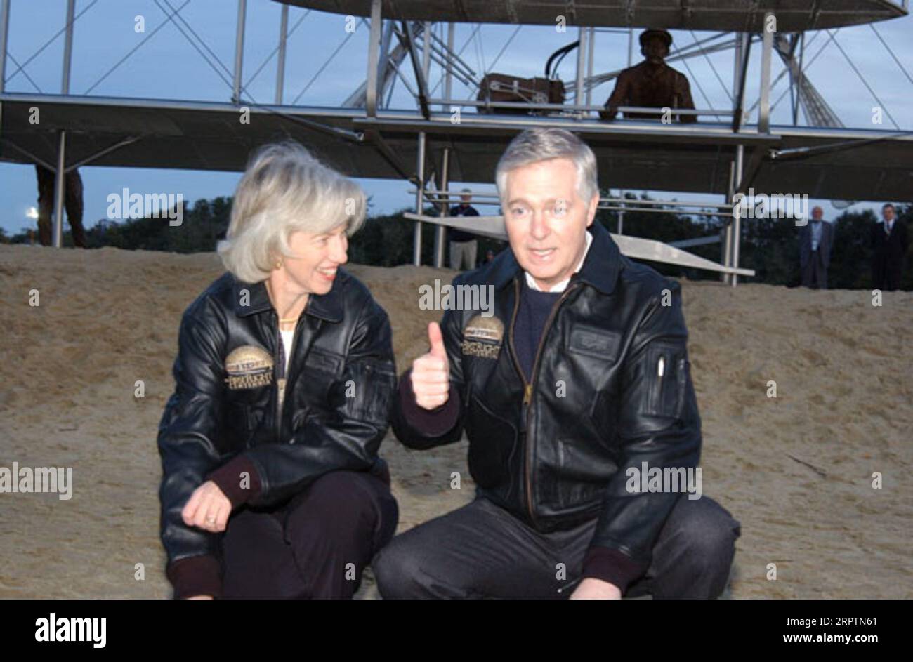 Secretary Gale Norton mit dem Gouverneur von North Carolina Mike Easley, rechts, nach der Einweihung der lebensgroßen Skulptur des ersten Fluges der Brüder Wright, im Wright Brothers National Memorial, Kill Devil Hills, North Carolina. Die Skulptur aus Bronze und Edelstahl wurde als Geschenk von North Carolina an den National Park Service verliehen, als Teil der Aktivitäten zum hundertjährigen Jubiläum des ersten motorisierten Fluges Stockfoto