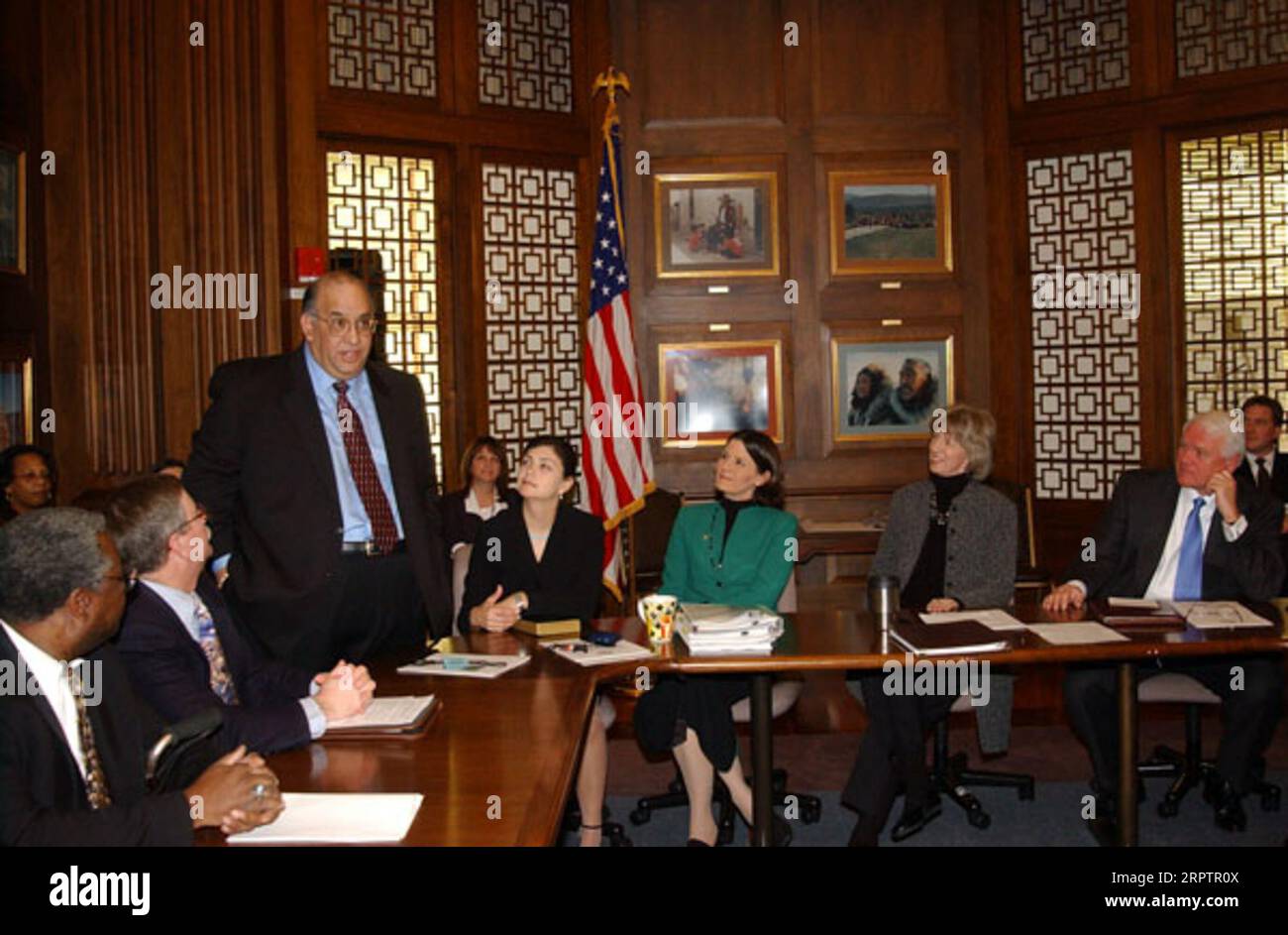 Minister Gale Norton traf sich im Hauptquartier des Innenministeriums mit hochrangigen Beamten, darunter Dave Anderson, Mitglied der Lac Courte Oreilles Lake Superior Band von Ojibwa in Wisconsin und Gründer der berühmten Restaurantkette Dave's of America Stockfoto