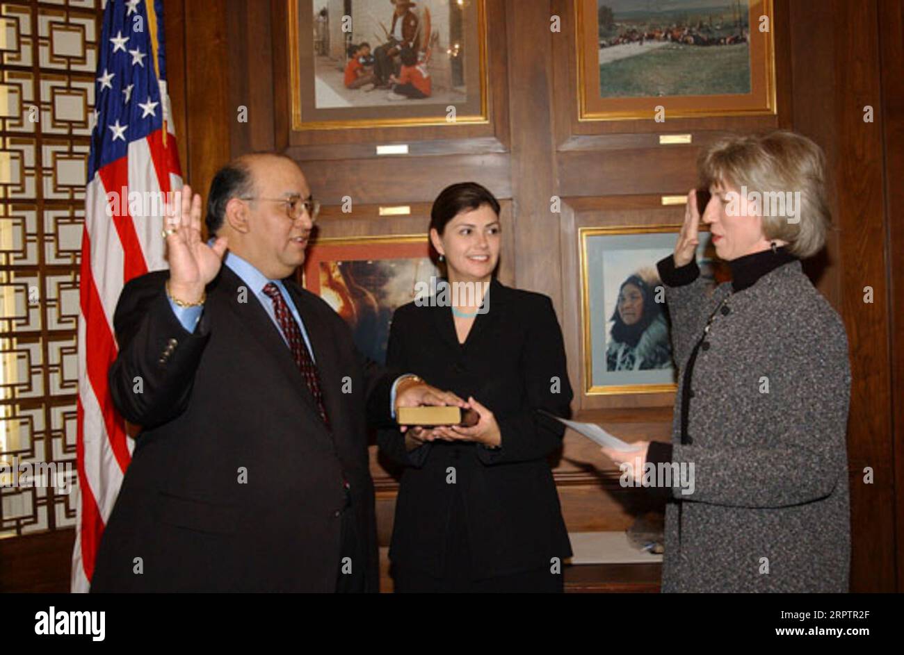 Sekretär Gale Norton, ganz rechts, vereidigt den neuen Assistant Secretary for Indian Affairs, Dave Anderson, ganz links, Mitglied der Lac Courte Oreilles Lake Superior Band von Ojibwa in Wisconsin und Gründer und Vorsitzender der berühmten Dave's of America, Inc.-Restaurantkette Stockfoto