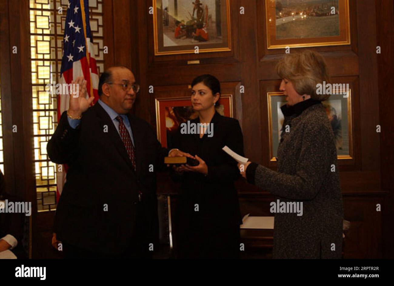 Sekretär Gale Norton, ganz rechts, vereidigt den neuen Assistant Secretary for Indian Affairs, Dave Anderson, ganz links, Mitglied der Lac Courte Oreilles Lake Superior Band von Ojibwa in Wisconsin und Gründer und Vorsitzender der berühmten Dave's of America, Inc.-Restaurantkette Stockfoto