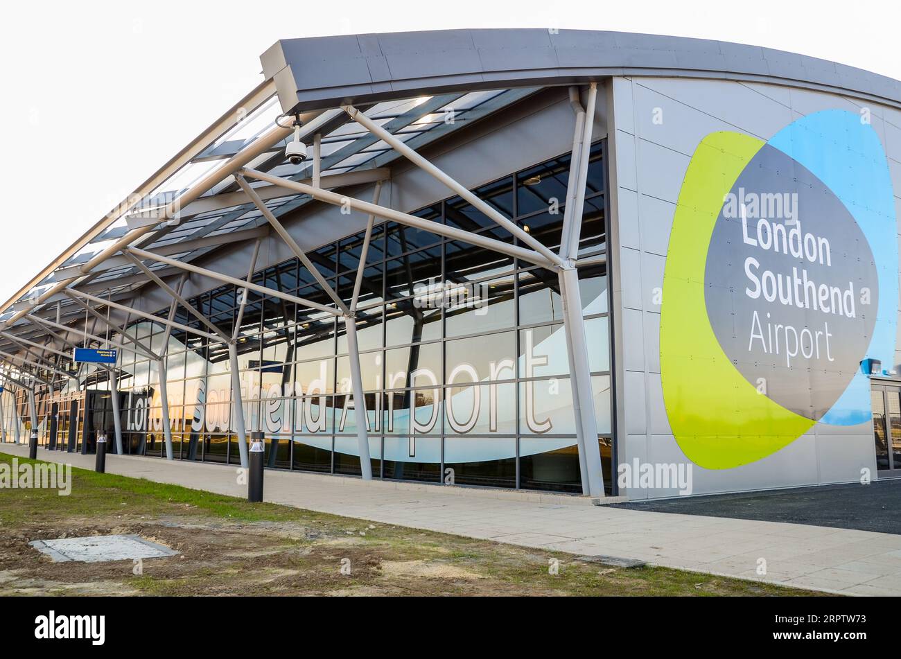 London Southend Airport Terminal Gebäude, Southend on SEA, Essex, Großbritannien. Name des Flughafens und Symbol. Titel. Logo, Marke. Neu entwickelt Stockfoto