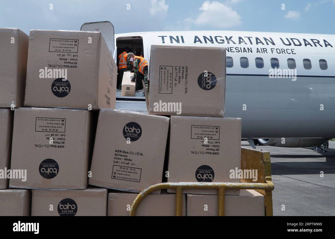 200418 -- NORD-SUMATERA, 18. April 2020 -- Offiziere der indonesischen Luftwaffe entladen Pakete mit Schutzanzügen, die an Rettungssanitäter verteilt werden sollen, aus einem Flugzeug auf der Soewondo Air Forces Base in Medan Nord-Sumatra, Indonesien, 18. April 2020. Die indonesische Regierung kündigte am Samstag 325 neue bestätigte COVID-19-Fälle an, was die Gesamtzahl der Infektionen im Archipelland auf 6.248 erhöht. Auf einer Pressekonferenz sagte Achmad Yurianto, der Sprecher der Regierung für die COVID-19-bezogenen Angelegenheiten, dass es auch 15 neue Todesfälle gibt, was die Gesamtzahl der Todesopfer auf 535 erhöht, die höchste in Stockfoto