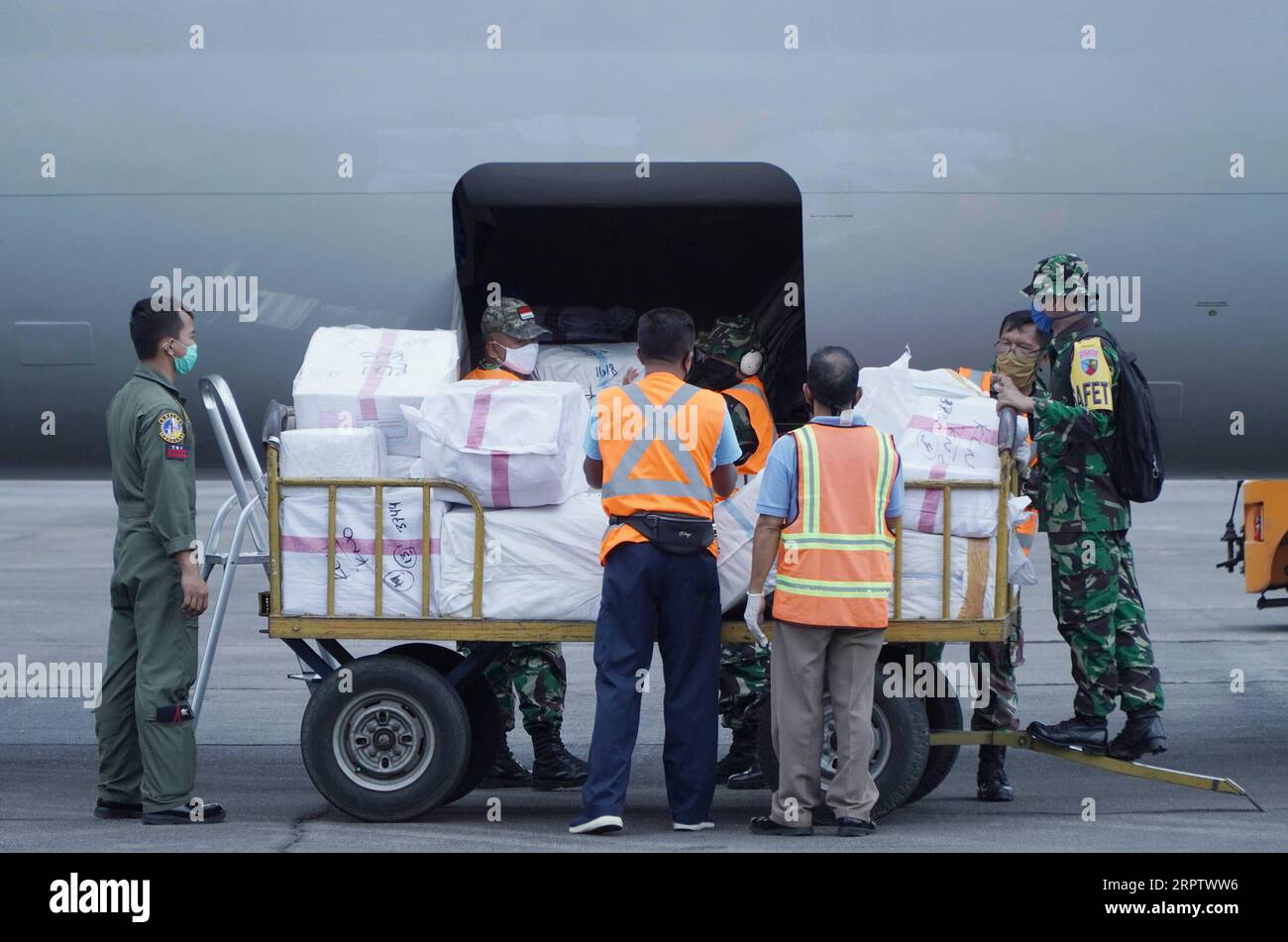 200418 -- NORD-SUMATERA, 18. April 2020 -- Offiziere der indonesischen Luftwaffe entladen Pakete mit Schutzanzügen, die an Rettungssanitäter verteilt werden sollen, aus einem Flugzeug auf der Soewondo Air Forces Base in Medan Nord-Sumatra, Indonesien, 18. April 2020. Die indonesische Regierung kündigte am Samstag 325 neue bestätigte COVID-19-Fälle an, was die Gesamtzahl der Infektionen im Archipelland auf 6.248 erhöht. Auf einer Pressekonferenz sagte Achmad Yurianto, der Sprecher der Regierung für die COVID-19-bezogenen Angelegenheiten, dass es auch 15 neue Todesfälle gibt, was die Gesamtzahl der Todesopfer auf 535 erhöht, die höchste in Stockfoto