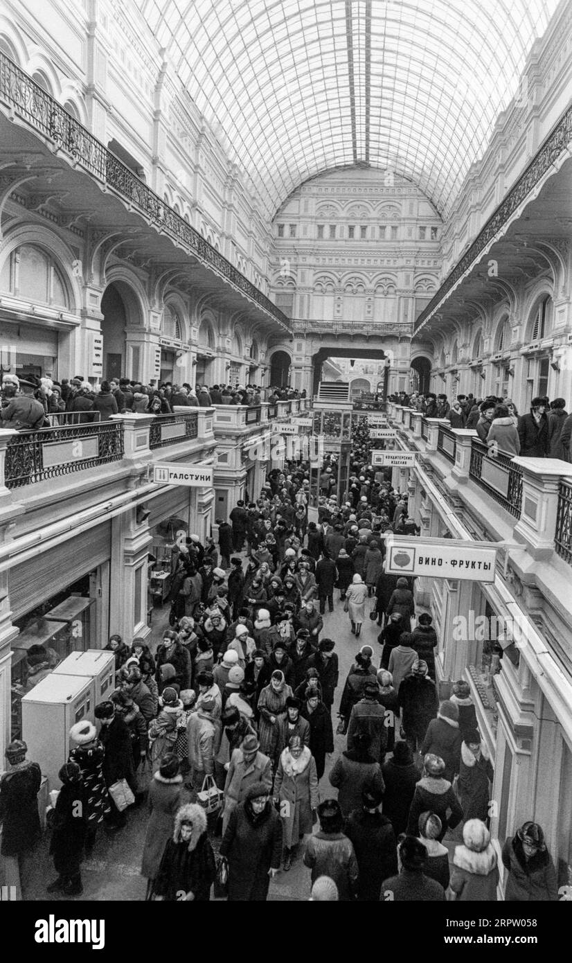 Das berühmte russische Einkaufszentrum GUM am Roten Platz Moskau mit einer Menge Shopaholics Stockfoto