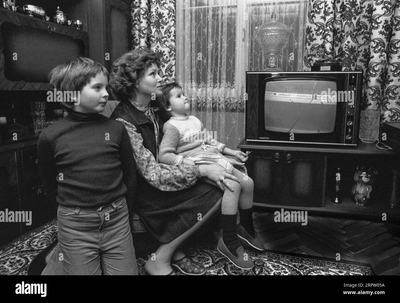 Der russische Eishockey-Torwart Vladislav Tretiaks Frau Tatiana und die Kinder Irina und Dmitri vor dem Fernseher, wenn der Vater Spiele spielt Stockfoto