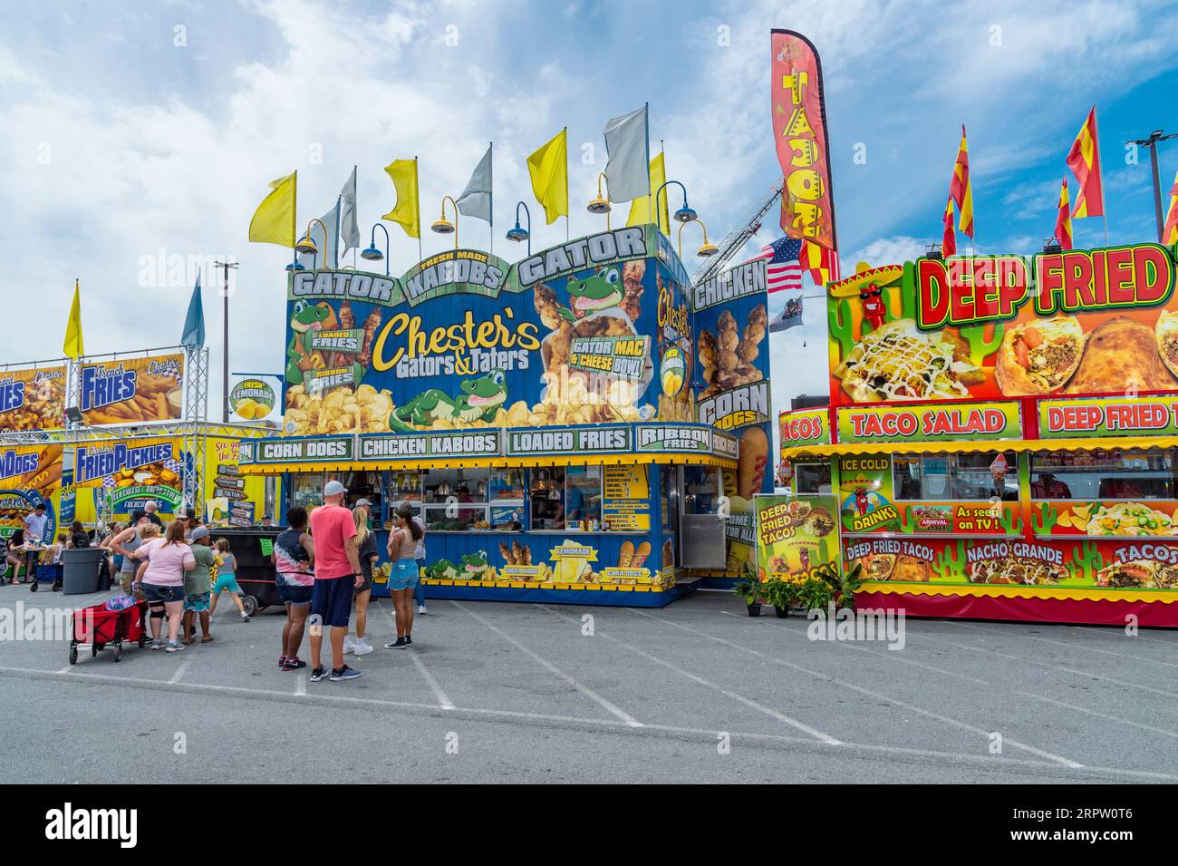 Große bunte Lebensmittelstände auf der Delaware State Fair, Delaware USA Stockfoto