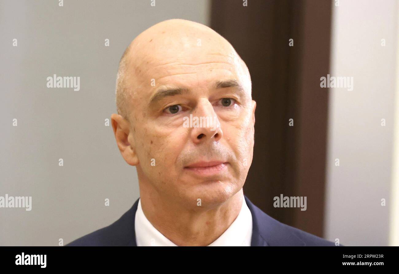 Sotschi, Russland. September 2023. Der russische Finanzminister Anton Siluanov trifft am 4. September 2023 in Sotschi, Region Krasnodar, Russland, zu einem Treffen über die Umsetzung des LNG-Projekts in Murmansk ein. Kredit: Michail Klimentjew/Kreml Pool/Alamy Live News Stockfoto