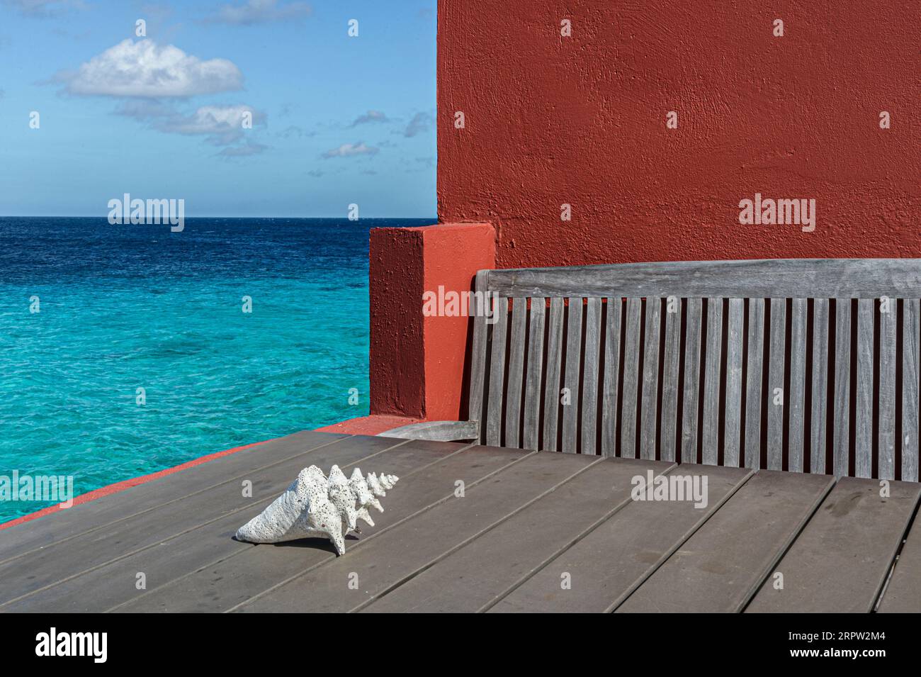 Gebleichte Schale auf verwittertem Tisch, Curacao, niederländische Antillen, Karibik Stockfoto