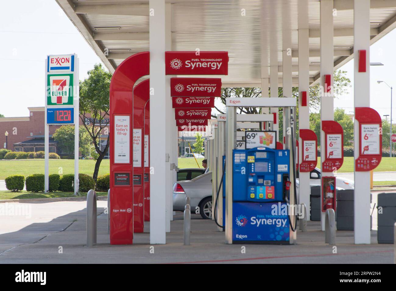 200420 -- PLANO U.S., 20. April 2020 -- Foto aufgenommen am 20. April 2020 zeigt eine Exxon Tankstelle in Plano, Texas, USA. Die US-Ölpreise stürzten am Montag zum ersten Mal in der Geschichte auf das negative Territorium. Die West Texas Intermediate WTI für Mai verschüttete 55,9 US-Dollar oder mehr als 305 Prozent, um -37,63 Dollar pro Barrel an der New York Mercantile Exchange zu bezahlen. Foto von Dan Tian/Xinhua U.S.-TEXAS-PLANO-OIL PRICES-CRASH GaoxLu PUBLICATIONxNOTxINxCHN Stockfoto