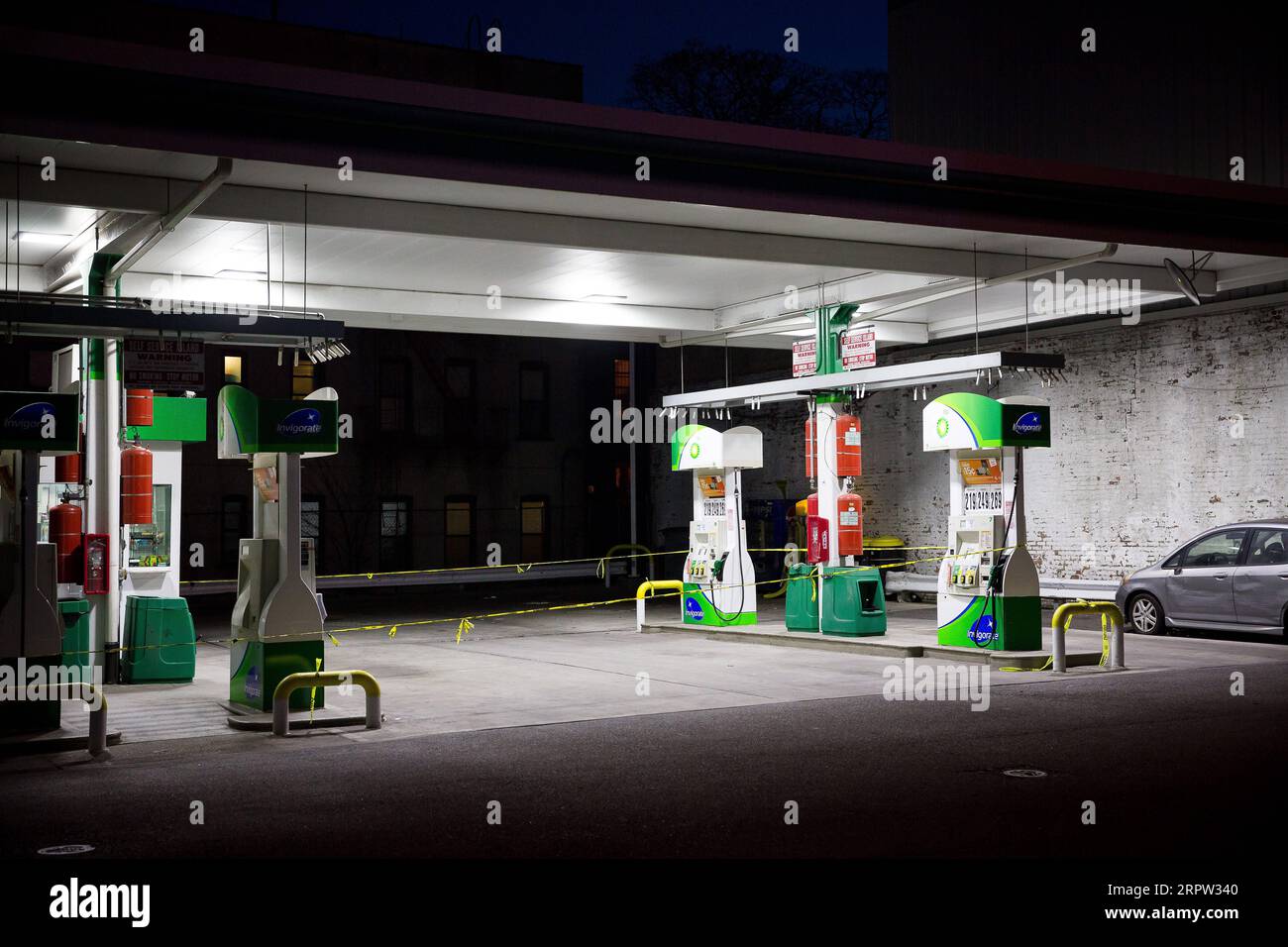 200421 -- NEW YORK, 21. April 2020 Xinhua -- abgeklebte Gaspumpen werden am 20. April 2020 in einer Tankstelle im New Yorker Stadtteil Brooklyn in den Vereinigten Staaten gesehen. Die US-Ölpreise stürzten am Montag zum ersten Mal in der Geschichte auf das negative Territorium, angetrieben durch den pandemiebedingten Nachfrageschock und die Angst vor einem Überangebot. Die West Texas Intermediate WTI for May lieferte 55,9 US-Dollar oder mehr als 305 Prozent, um an der New York Mercantile Exchange -37,63 Dollar pro Barrel zu bezahlen, was bedeutet, dass die Produzenten Käufer bezahlen würden, um Öl von ihren Händen zu nehmen. Foto Stockfoto