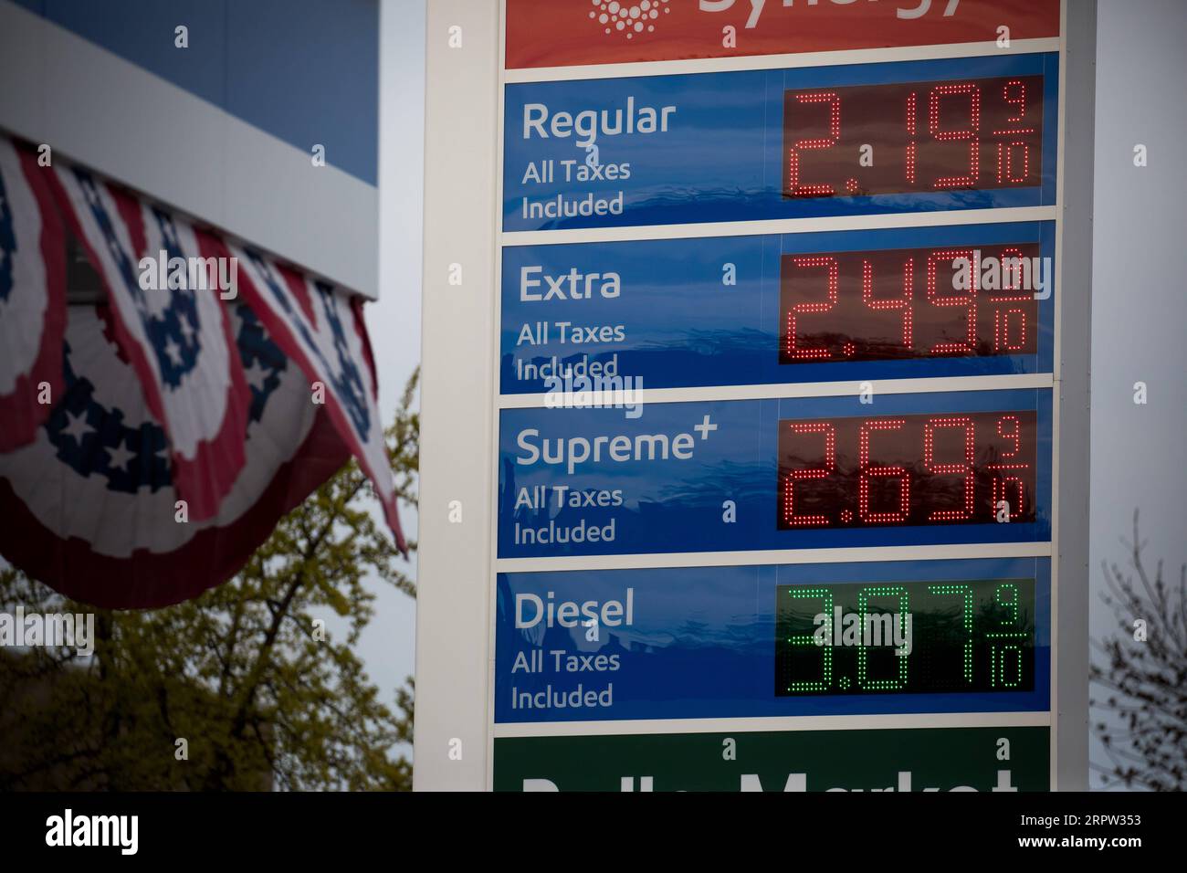 200421 -- NEW YORK, 21. April 2020 Xinhua -- Ein Schild zeigt die Gaspreise an einer Tankstelle im Brooklyn Borough von New York, USA, am 20. April 2020 an. Die US-Ölpreise stürzten am Montag zum ersten Mal in der Geschichte auf das negative Territorium, angetrieben durch den pandemiebedingten Nachfrageschock und die Angst vor einem Überangebot. Die West Texas Intermediate WTI for May lieferte 55,9 US-Dollar oder mehr als 305 Prozent, um an der New York Mercantile Exchange -37,63 Dollar pro Barrel zu bezahlen, was bedeutet, dass die Produzenten Käufer bezahlen würden, um Öl von ihren Händen zu nehmen. Foto von Michael Nagle/Xinhua U.S.-NEW YORK- Stockfoto