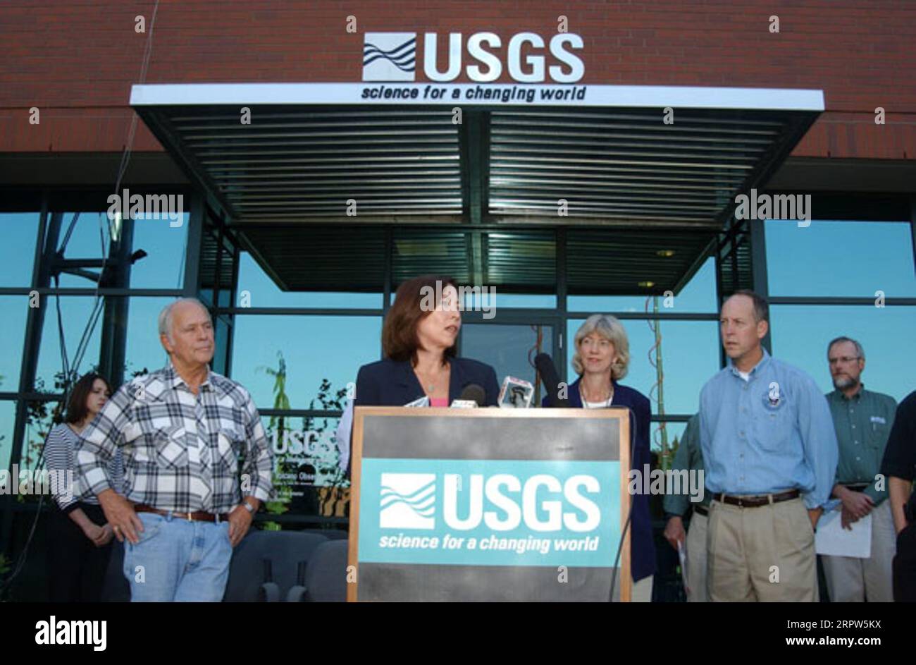 Washington Senatorin Maria Cantwell sprach während der Pressekonferenz über eine Luftvermessung des Mount St. Helens und der Status des brodelnden Vulkans, der Gegenstand einer offiziellen Vulkanempfehlung ist, am Cascades Volcano Observatory des U.S. Geological Survey in Vancouver, Washington Stockfoto