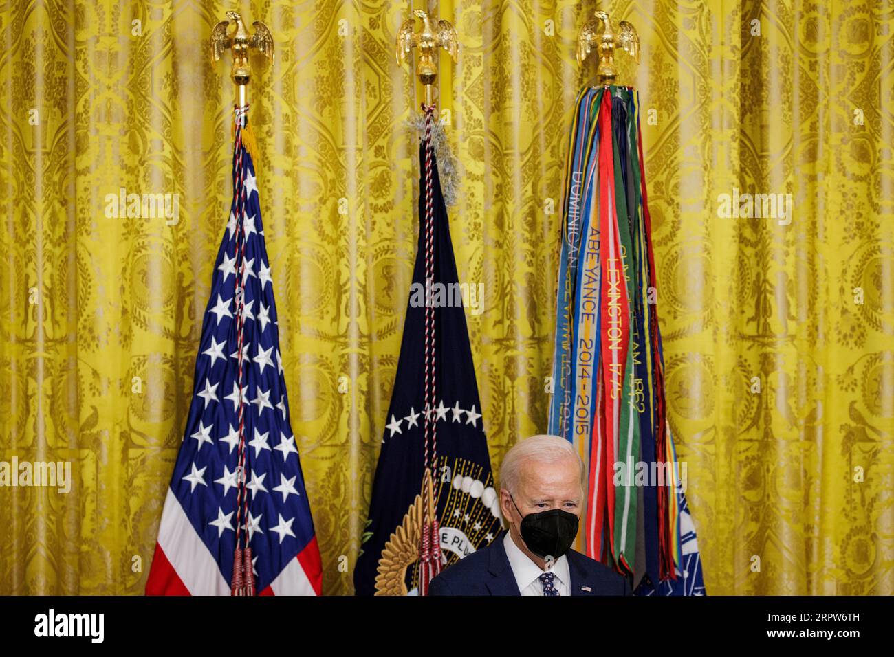 Präsident Joe Biden trägt eine Maske, bevor er die Ehrenmedaille an Captain Larry Taylor der US-Armee während einer Zeremonie im East Room im Weißen Haus am 5. September 2023 in Washington, DC überreicht. Der Präsident trägt eine Maske, nachdem seine Frau, First Lady Jill Biden, letzte Nacht positiv auf COVID getestet. Captain Taylor erhält die Medal of Honor für die Aktionen, die er 1968 als Teamleiter eines Helicopter Light-Fire-Teams unternahm, das direkt zur Rettung einer 4-Mann-Aufklärungspatrouille führte, die von überwältigenden feindlichen Kräften umgeben wurde. (Foto: Samuel Corum/SIPA Stockfoto