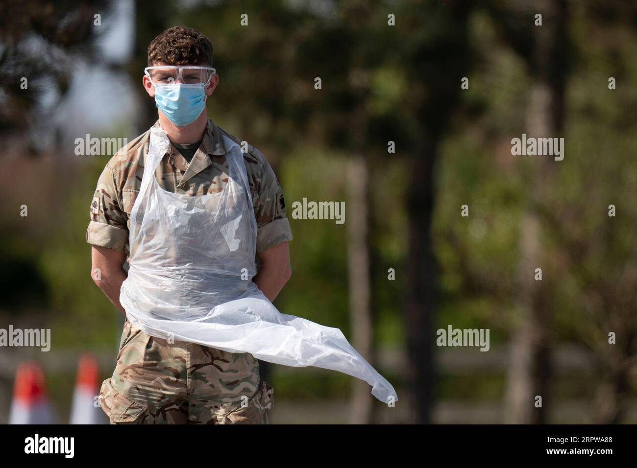 200424 -- PEKING, 24. April 2020 -- Ein Soldat arbeitet am 23. April 2020 in einer COVID-19-Testeinrichtung in Southport, Großbritannien. Foto von /Xinhua XINHUA FOTOS DES TAGES JonxSuper PUBLICATIONxNOTxINxCHN Stockfoto