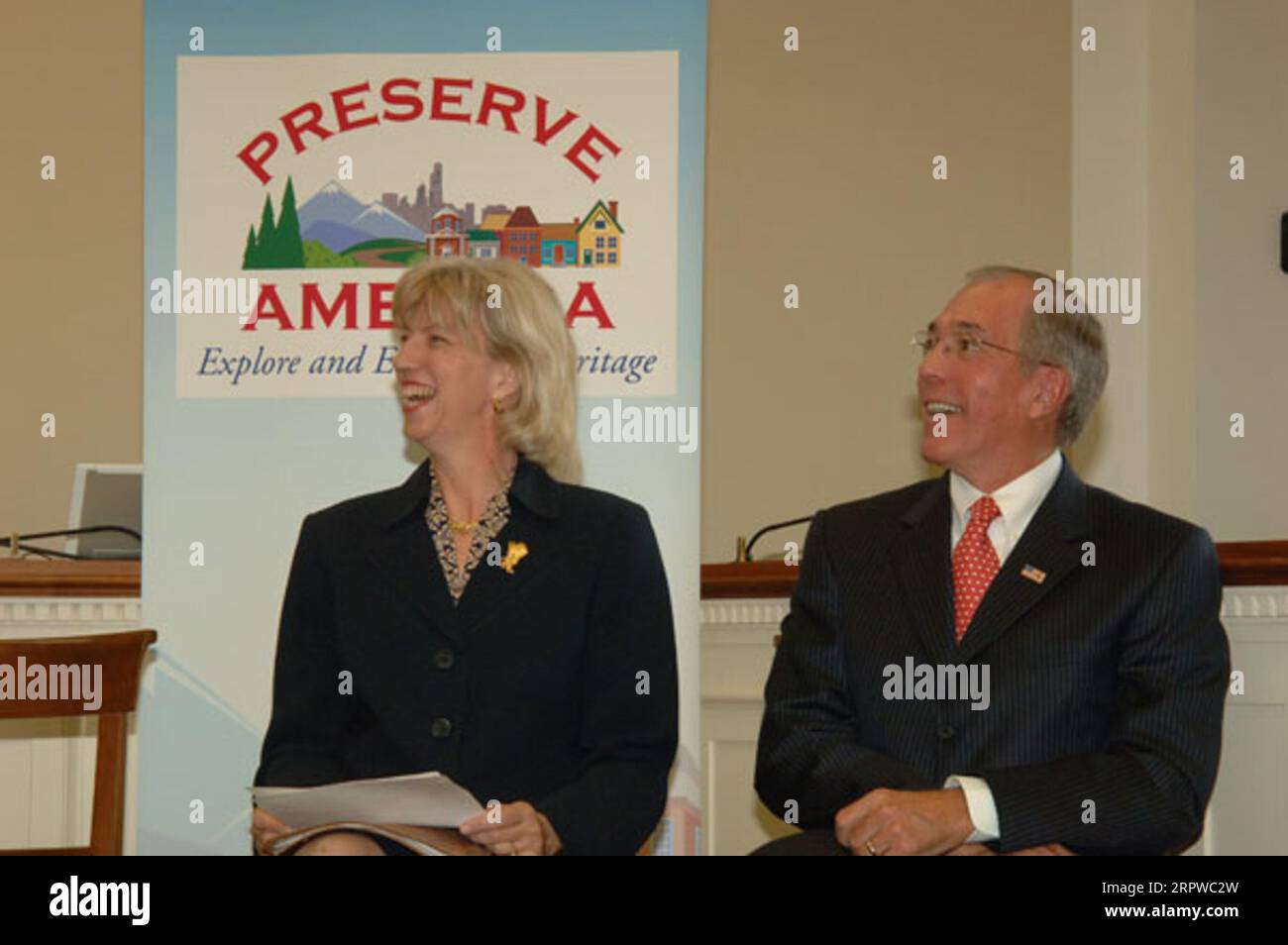 Secretary Gale Norton mit dem Vorsitzenden des Advisory Council on Historic Preservation, John Nau III, rechts, bei der Ankündigung in Washington, D.C., 24 Ortschaften als Preserve America Communities zu benennen Stockfoto