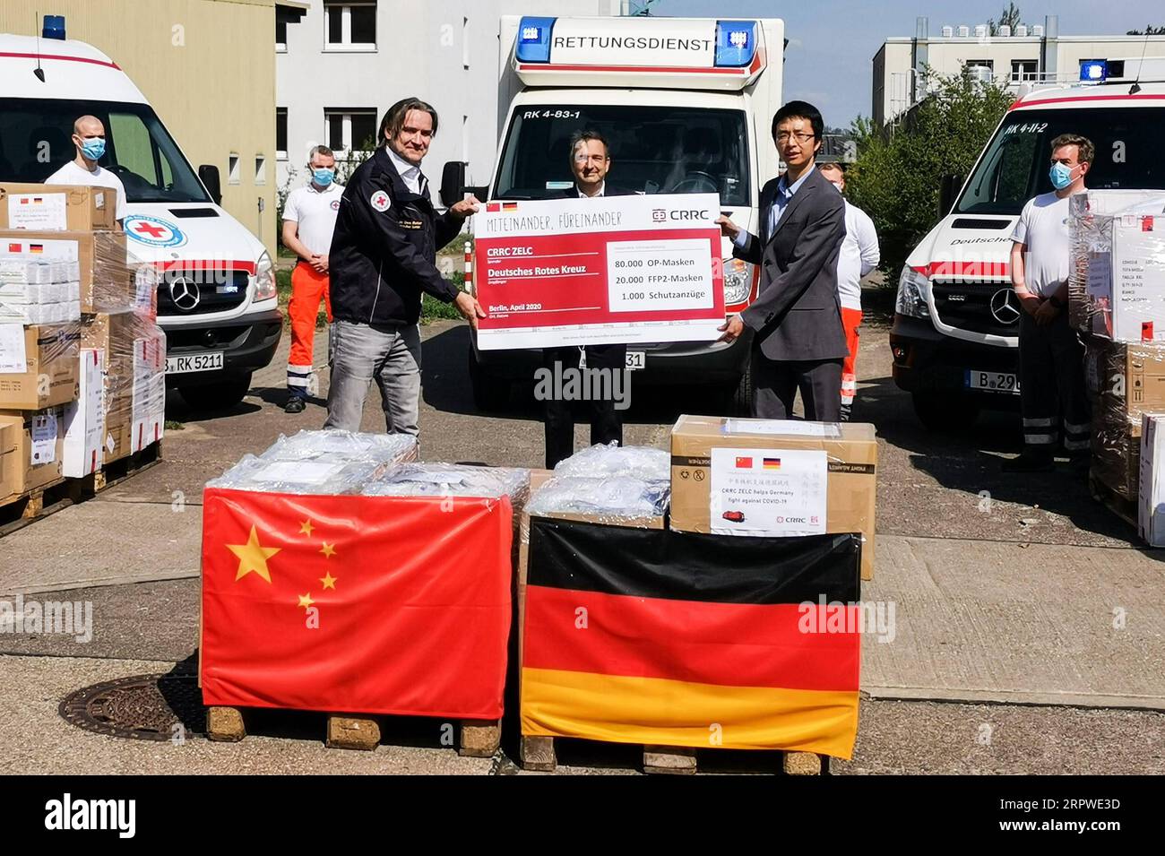 200425 -- BERLIN, 25. April 2020 Xinhua -- Foto aufgenommen mit einem Handy am 24. April 2020 zeigt eine Übergabe von medizinischen Geräten, die von der China Railway Rolling Stock Corporation CRRC Zhuzhou Locomotive Co. Ltd. In Berlin, Deutschland, gespendet wurden. Die China Railway Rolling Stock Corporation CRRC, der nach Produktionsvolumen größte Hersteller von rollendem Material der Welt, spendete am Freitag über das Deutsche Rote Kreuz eine Lieferung von medizinischen Geräten nach Deutschland, um dem Land bei der Bekämpfung des Coronavirus zu helfen. Reaktion auf den Aufruf der deutschen Regierung und der chinesischen Botschaft in Deutschland, und in Übereinstimmung mit einem Stockfoto