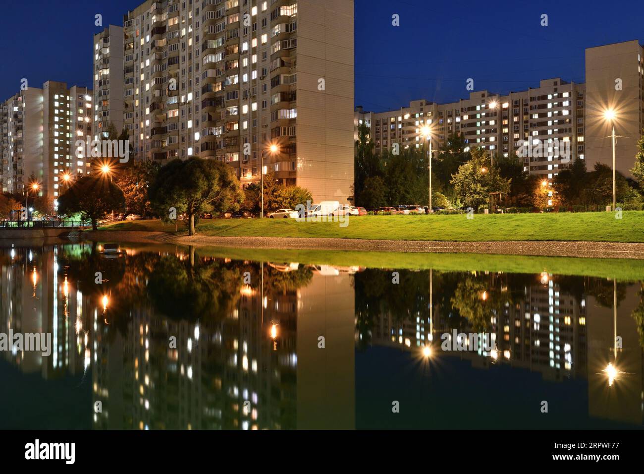 Nächtliche Landschaft mit Teich in Zelenograd in Moskau. Russland Stockfoto