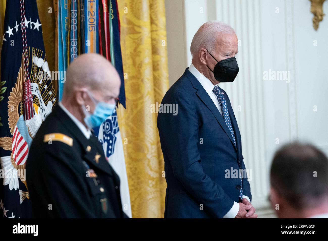Washington, Usa. September 2023. Präsident Joe Biden trägt eine Maske während einer Medal of Honor Zeremonie für US-Army Captain Larry Taylor für seine Aktionen während des Vietnamkrieges am 18. Juni 1978 im East Room des Weißen Hauses in Washington, DC am Dienstag, den 15. September 2023. First Lady Jill Biden wurde an diesem Wochenende positiv auf COVID-19 getestet und ruht sich in Delaware aus. Foto von Bonnie Cash/UPI Credit: UPI/Alamy Live News Stockfoto