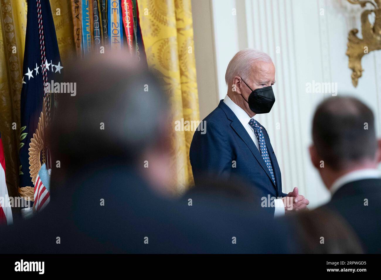 Washington, Usa. September 2023. Präsident Joe Biden trägt eine Maske während einer Medal of Honor Zeremonie für US-Army Captain Larry Taylor für seine Aktionen während des Vietnamkrieges am 18. Juni 1978 im East Room des Weißen Hauses in Washington, DC am Dienstag, den 15. September 2023. First Lady Jill Biden wurde an diesem Wochenende positiv auf COVID-19 getestet und ruht sich in Delaware aus. Foto von Bonnie Cash/UPI Credit: UPI/Alamy Live News Stockfoto