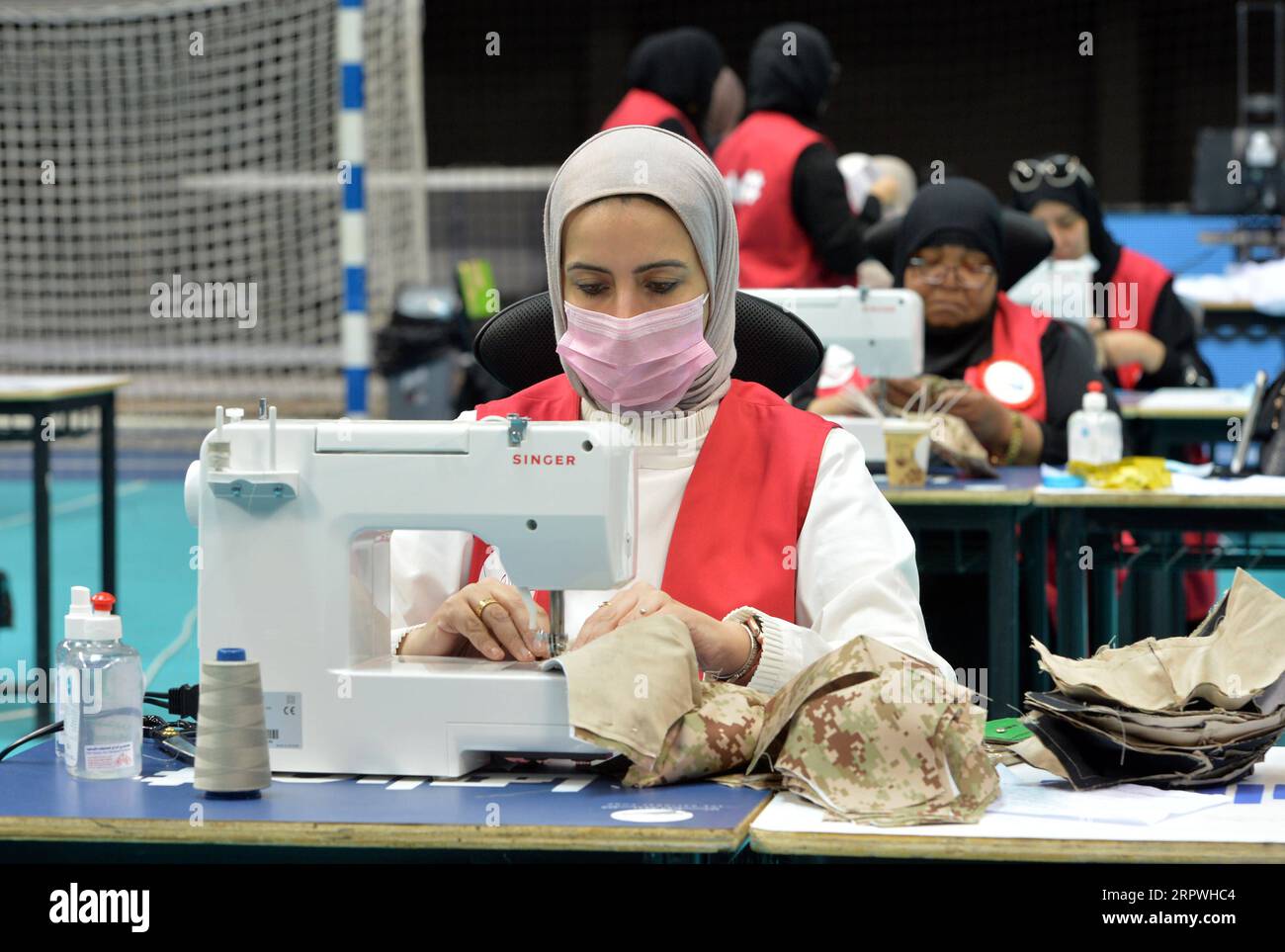 200427 -- MUBARAK AL-KABEER GOVERNORATE, 27. April 2020 Xinhua -- Freiwillige stellen Masken in einer provisorischen Werkstatt in Mubarak Al-Kabeer Governorate, Kuwait, 27. April 2020 her. Kuwait berichtete am Montag über 213 neue COVID-19-Fälle und zwei weitere Todesfälle, was die Gesamtzahl der Infektionen auf 3.288 und die Zahl der Todesfälle auf 22 erhöht, sagte das gesundheitsministerium in einer Erklärung. Foto von Asad/Xinhua KUWAIT-COVID-19-MASK PRODUCTION PUBLICATIONxNOTxINxCHN Stockfoto