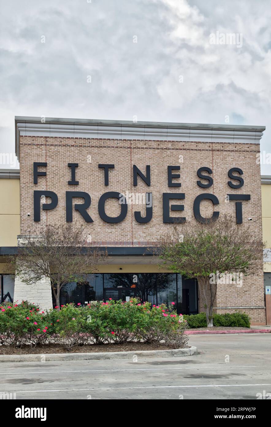 Humble, Texas, USA 02-26-2023: Außenansicht des Fitnessprojekts in Humble, TX. Business Chain für Gesundheit und Fitness in Texas. Stockfoto