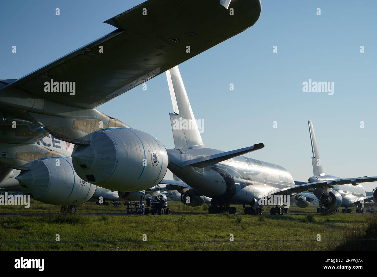 Flugzeugfriedhof, Flugzeuge, die über den Bedarf hinaus am Flughafen Tarbes Lourdes Pyrenees im Juli 2023 gelagert wurden Stockfoto