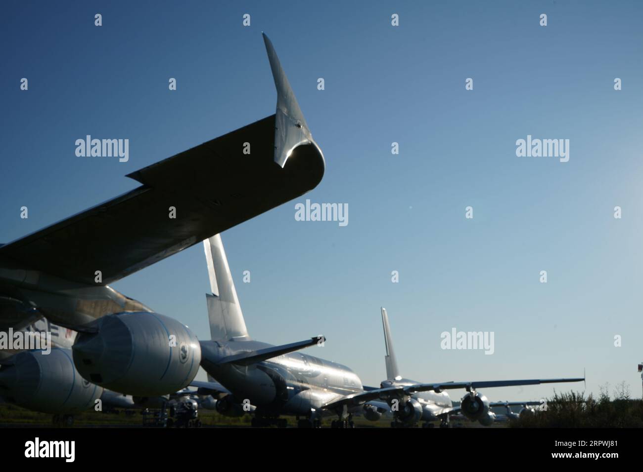 Flugzeugfriedhof, Flugzeuge, die über den Bedarf hinaus am Flughafen Tarbes Lourdes Pyrenees im Juli 2023 gelagert wurden Stockfoto