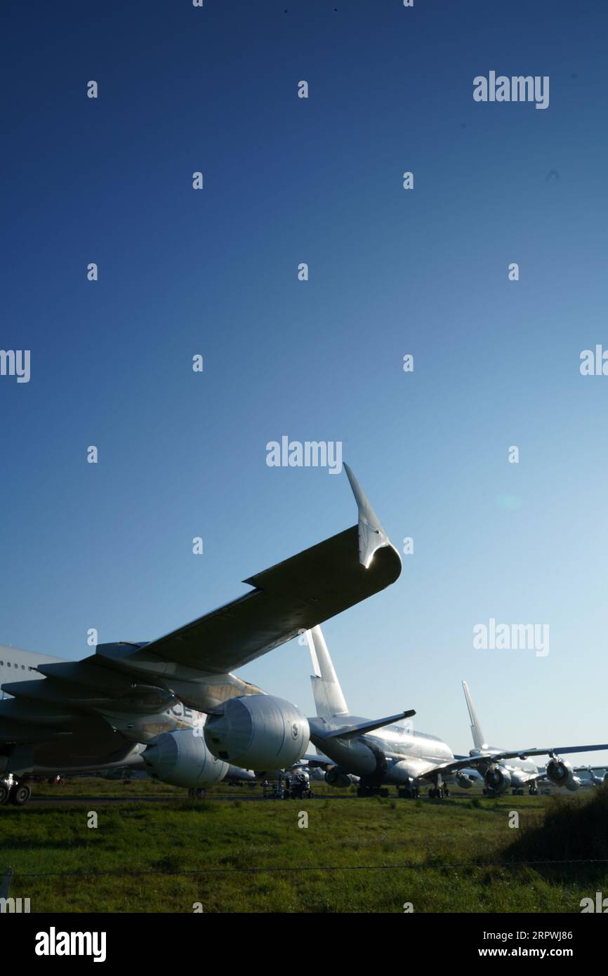 Flugzeugfriedhof, Flugzeuge, die über den Bedarf hinaus am Flughafen Tarbes Lourdes Pyrenees im Juli 2023 gelagert wurden Stockfoto